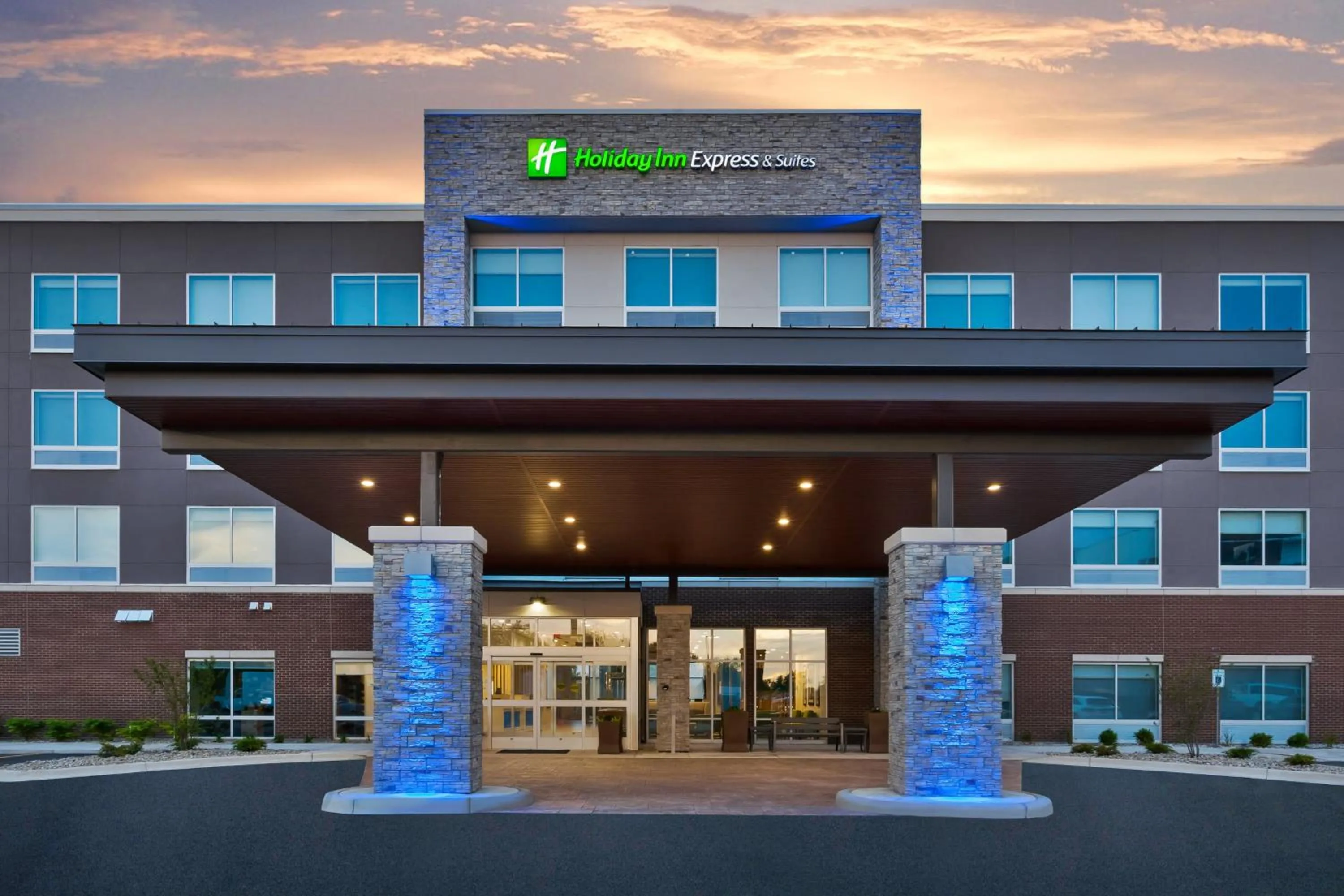 Property building in Holiday Inn Express & Suites - Grand Rapids Airport - South by IHG