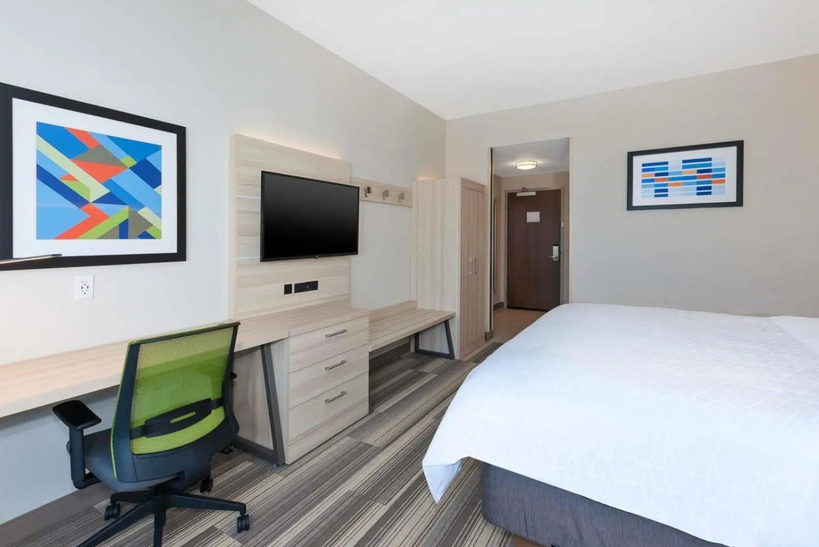 Bed in Holiday Inn Express & Suites - Grand Rapids Airport - South by IHG