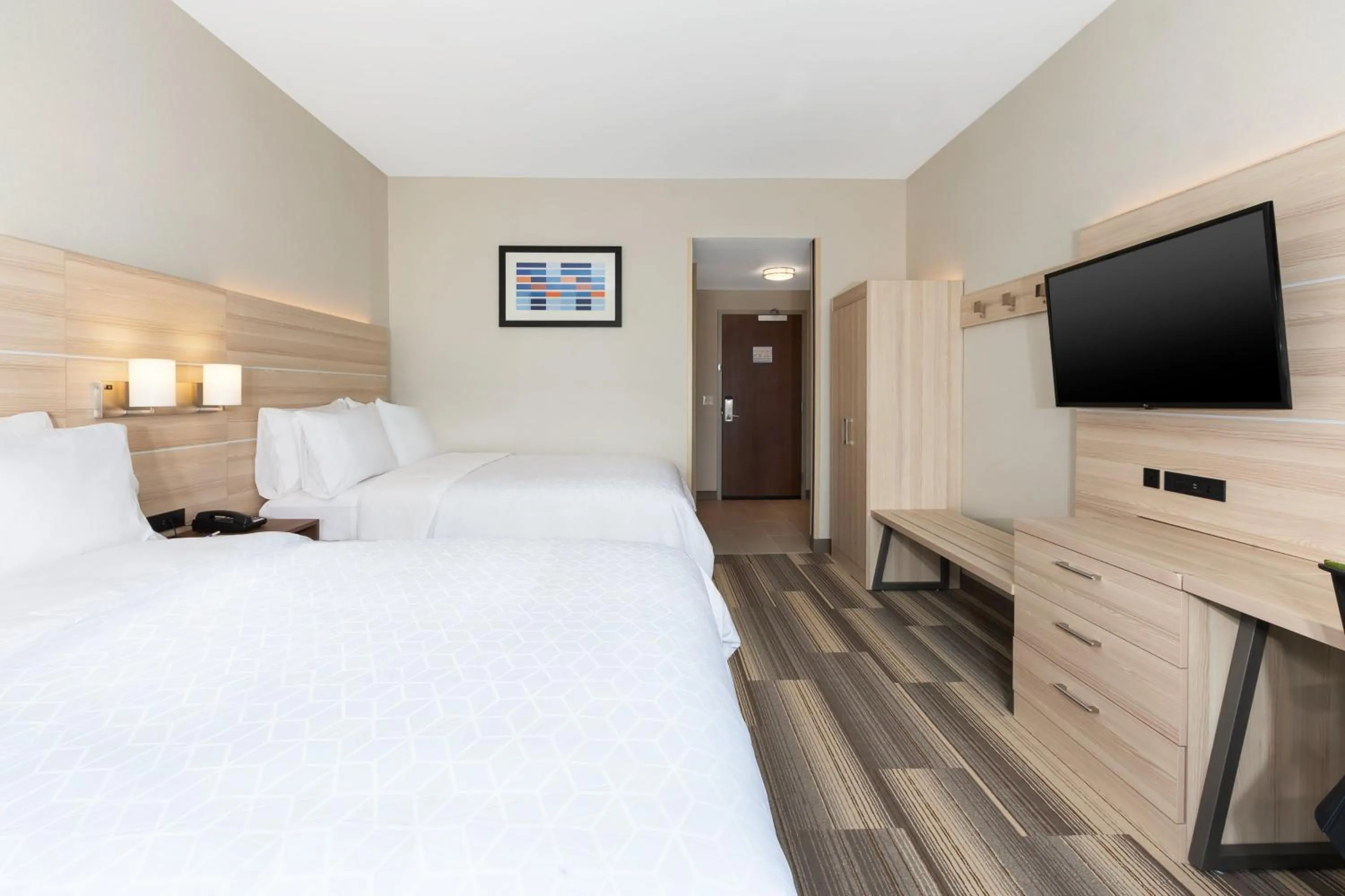 Photo of the whole room, Bed in Holiday Inn Express & Suites - Grand Rapids Airport - South by IHG