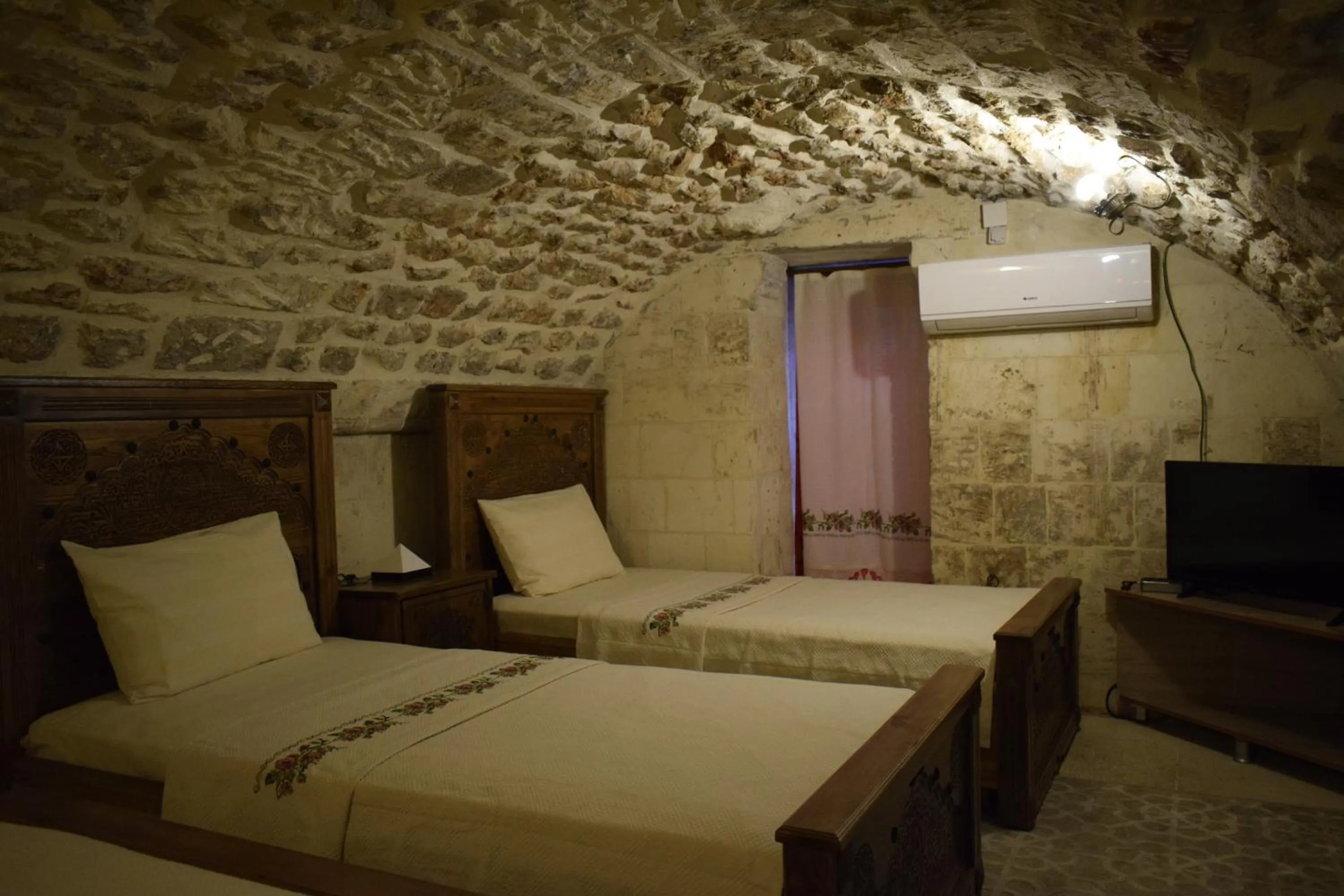 Bed in nahrin hote & art