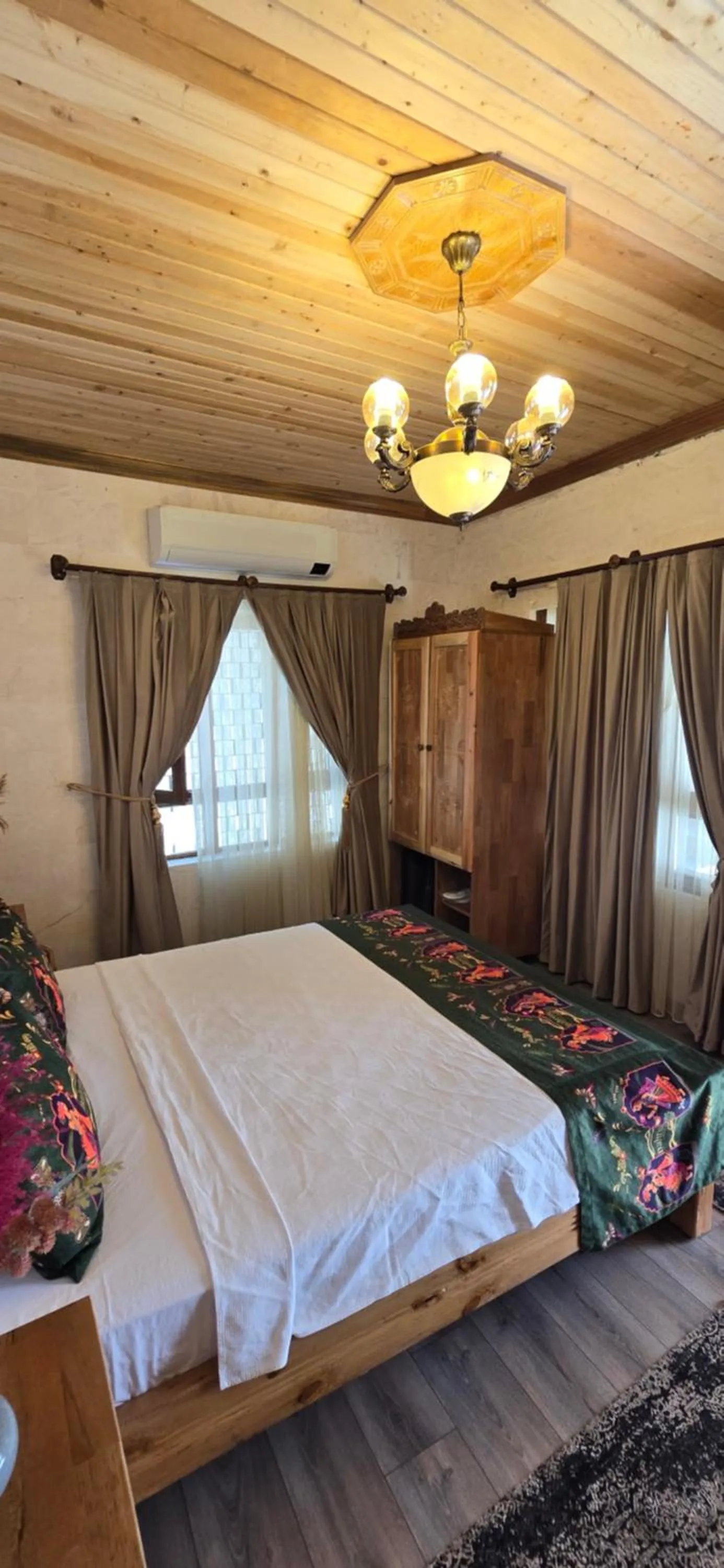 Bed in nahrin hote & art