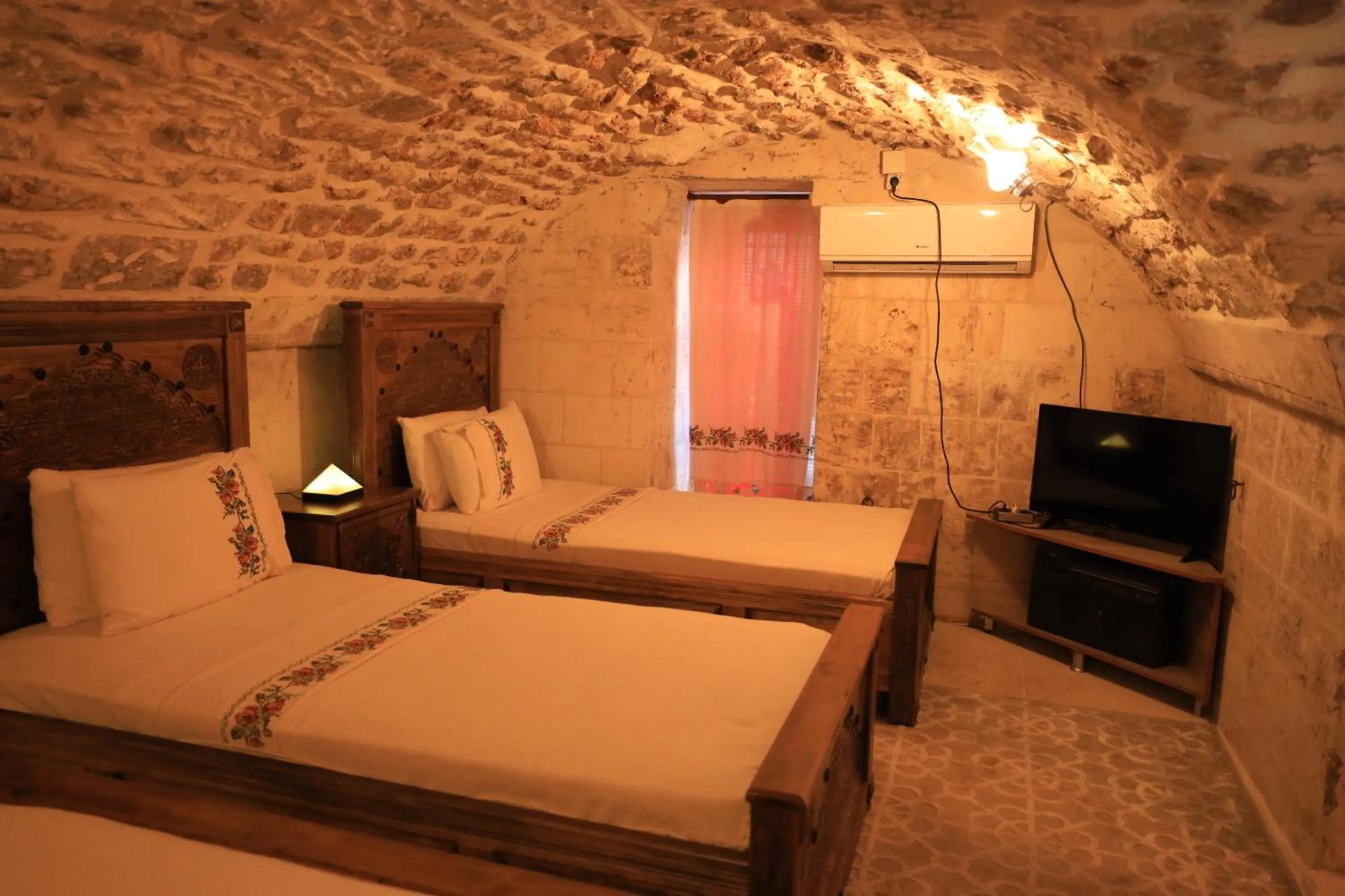 Bed in nahrin hote & art