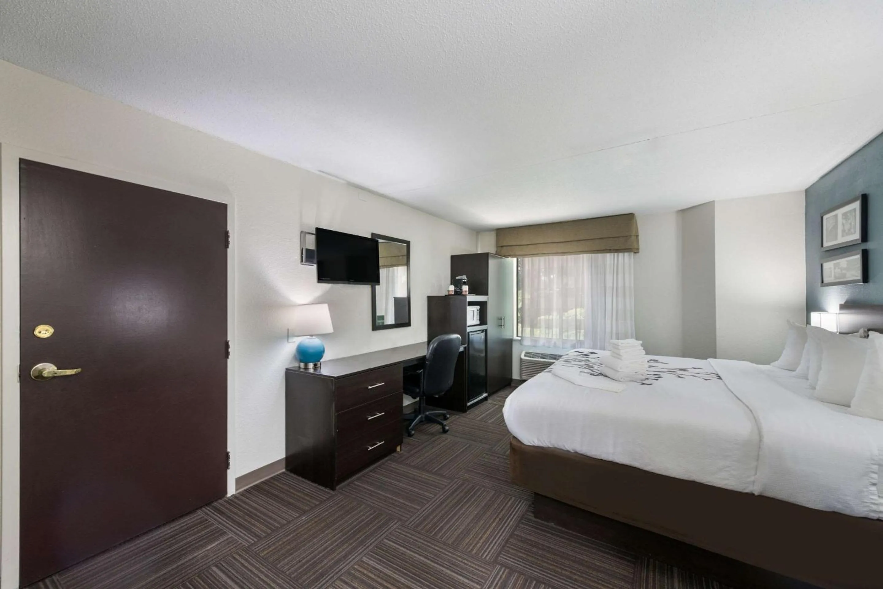 Bedroom, Bed in Sleep Inn & Suites Chesapeake - Portsmouth