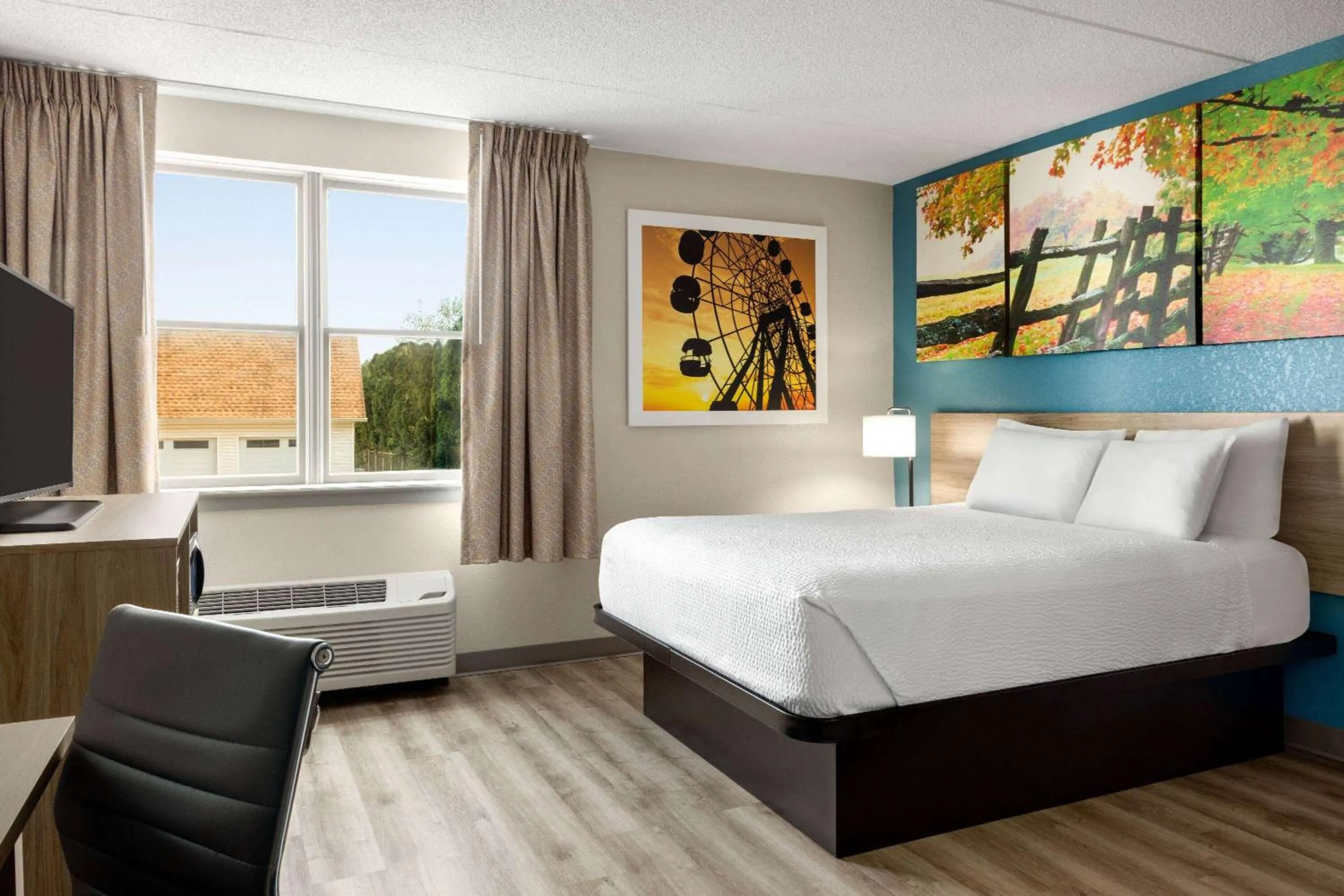 Photo of the whole room, Bed in Days Inn by Wyndham Hershey