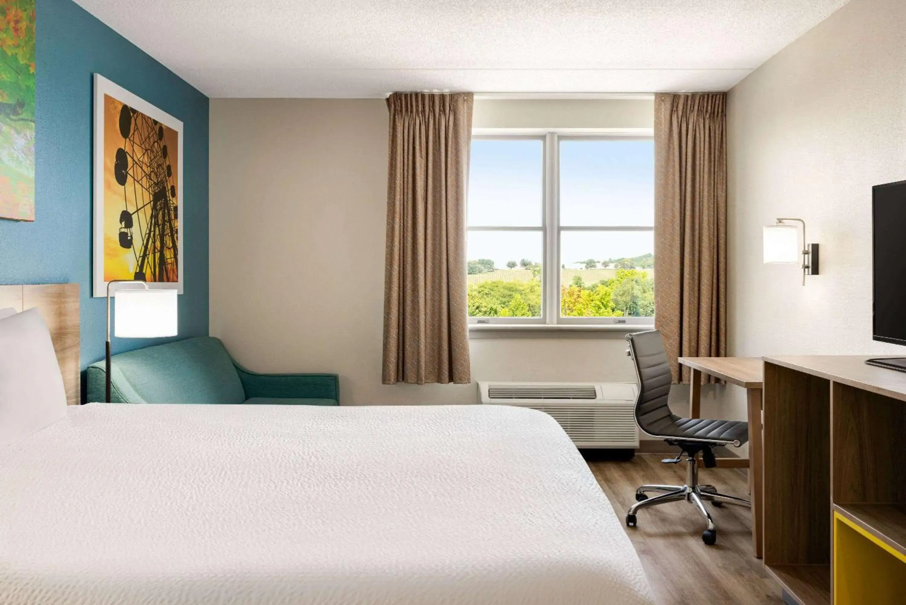 Photo of the whole room, Bed in Days Inn by Wyndham Hershey Photo of the whole room, Bed in Days Inn by Wyndham Hershey