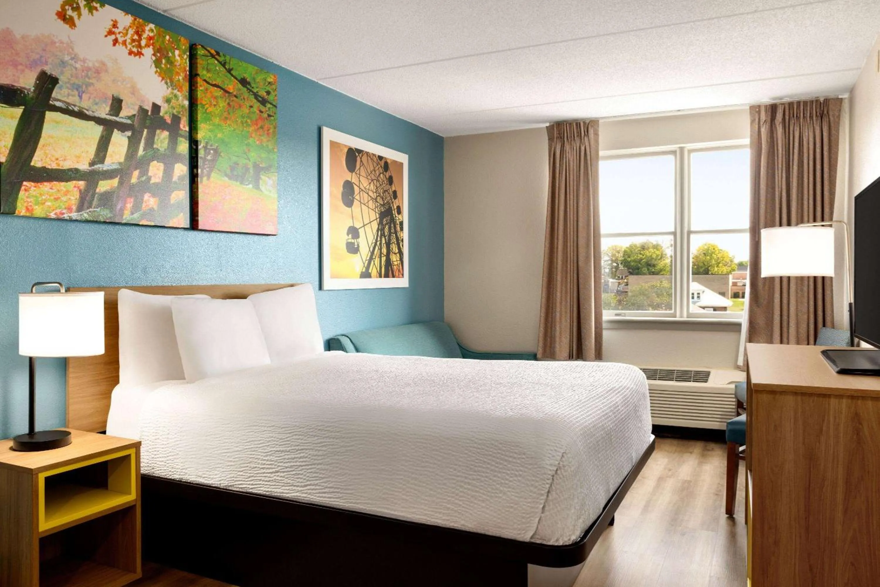 Photo of the whole room, Bed in Days Inn by Wyndham Hershey