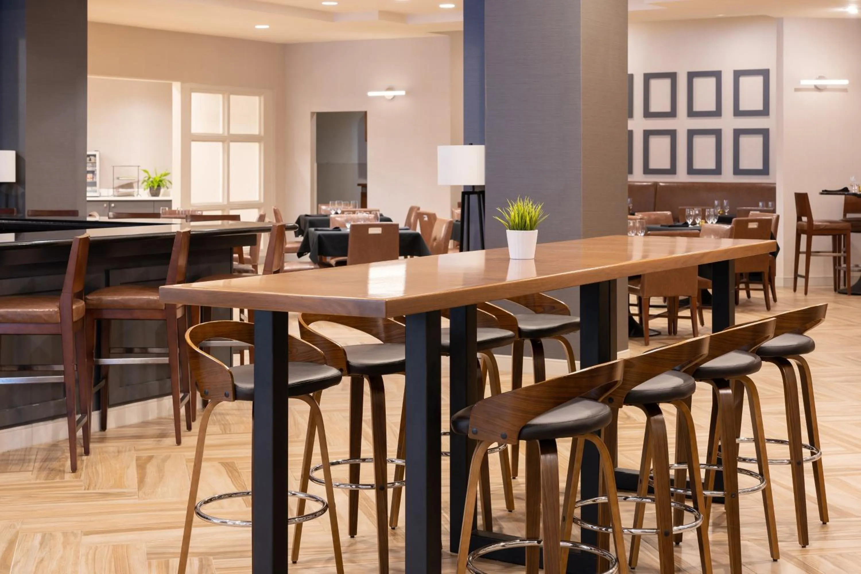 Restaurant/places to eat in Sheraton Detroit Novi