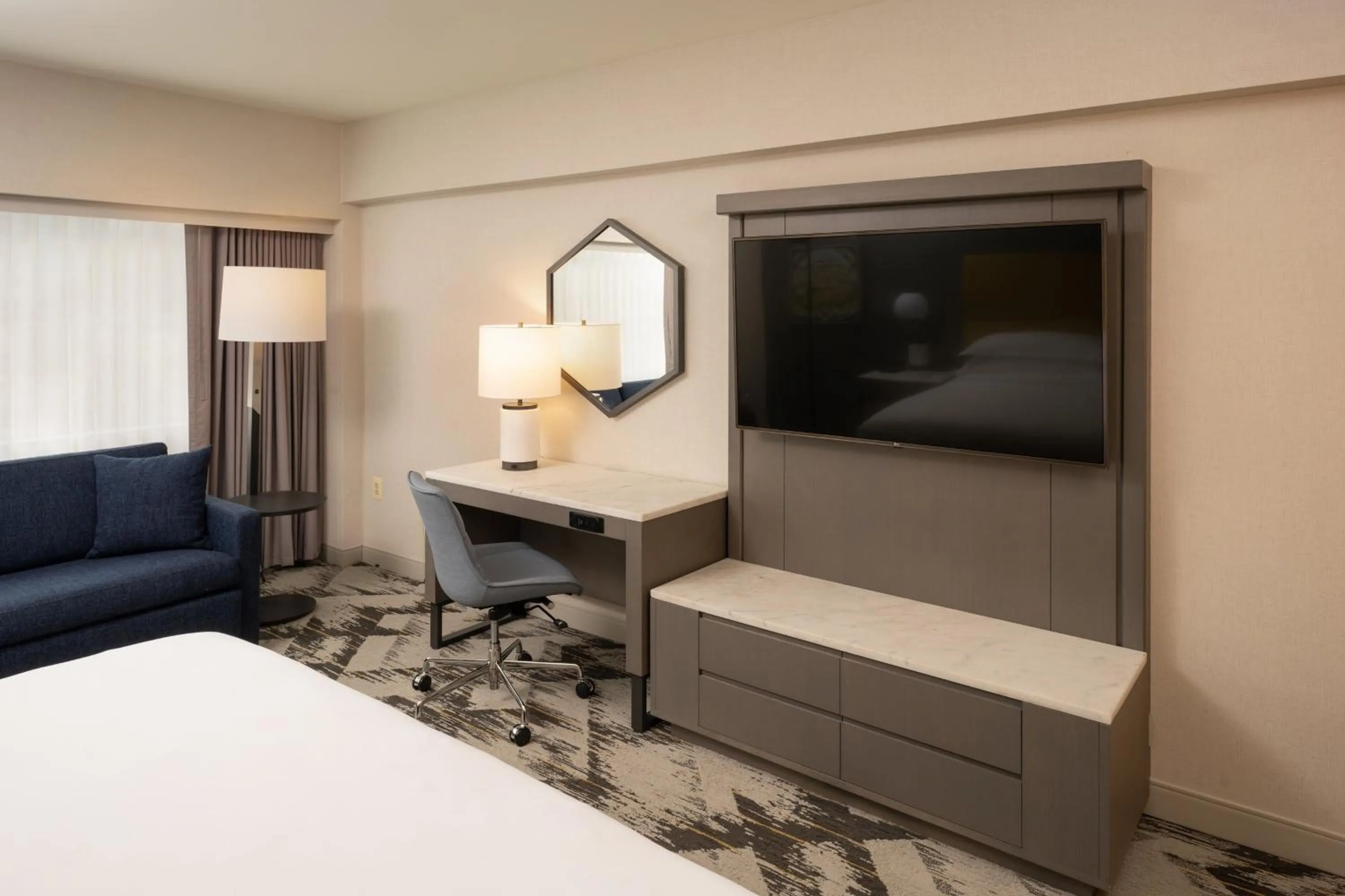 Photo of the whole room, Bed in Sheraton Detroit Novi