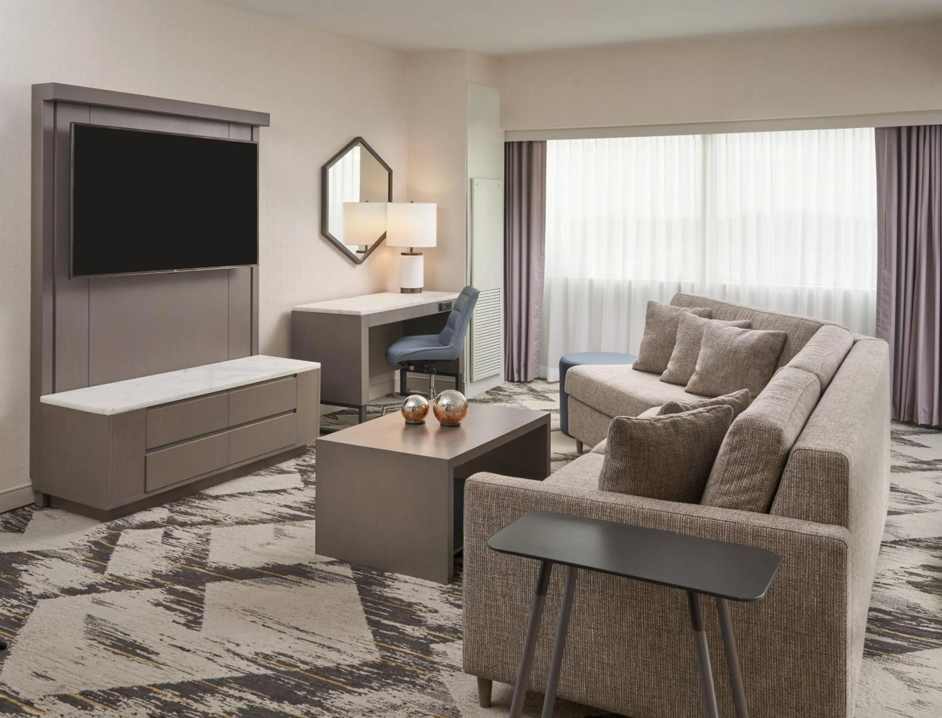 Living room in Sheraton Detroit Novi