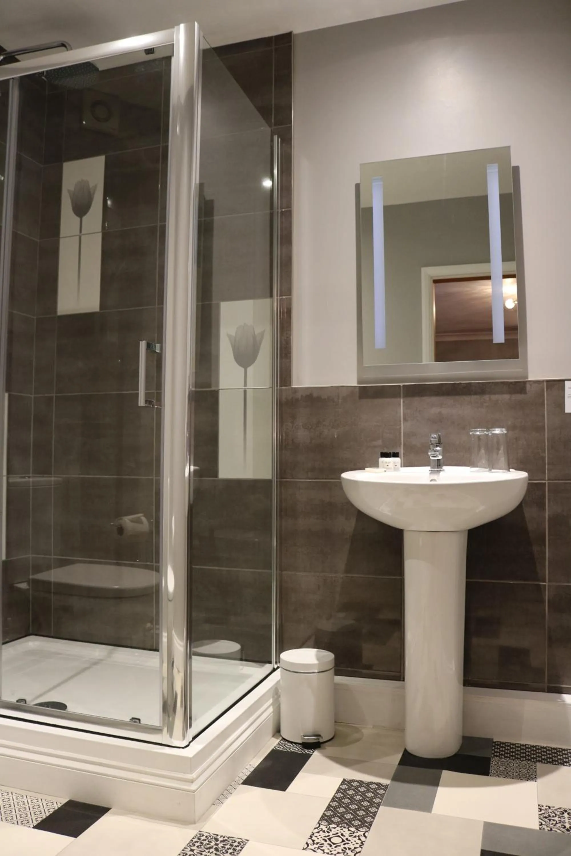 Shower in The Inn on the Moor Hotel