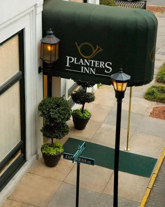 Facade/entrance in Planters Inn on Reynolds Square Facade/entrance in Planters Inn on Reynolds Square