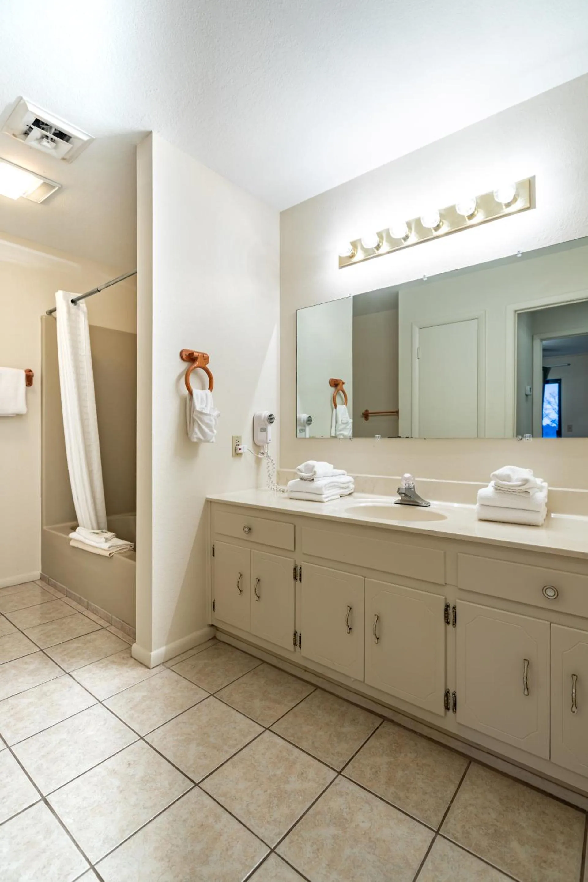 Bathroom in Crown Resorts at Lake Tansi East