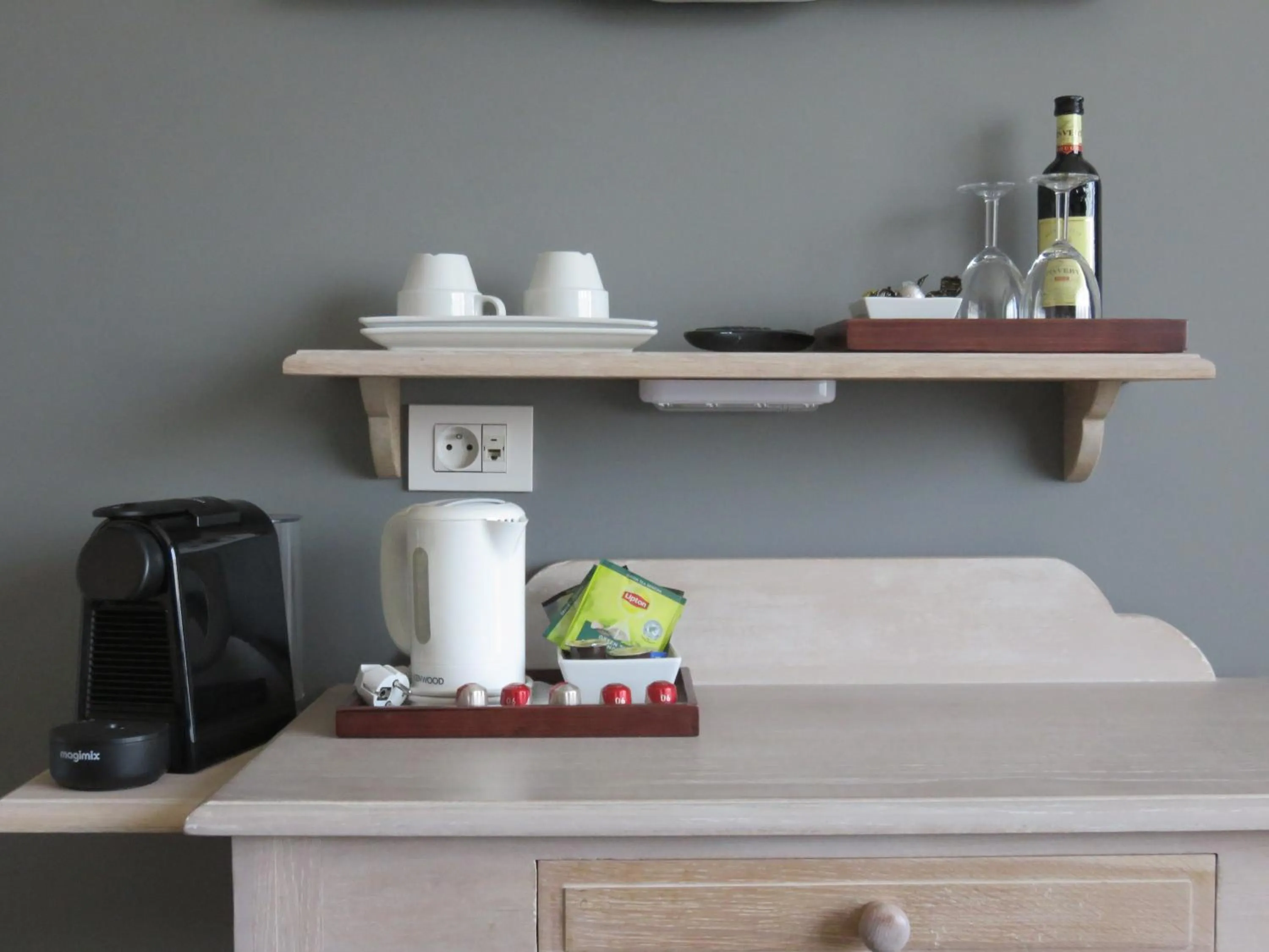 Coffee/tea facilities in B&B De Goede 13