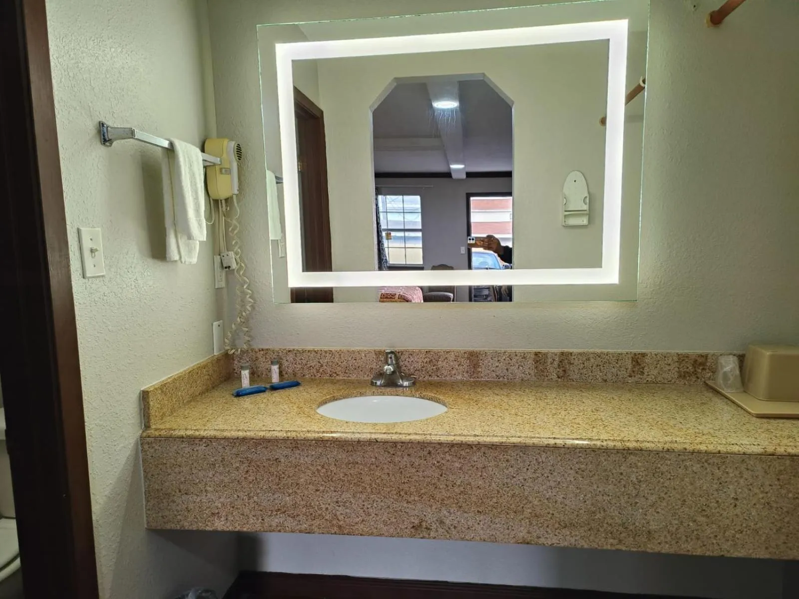 Bathroom in American Inn & Suites By Capital O Victoria US-59