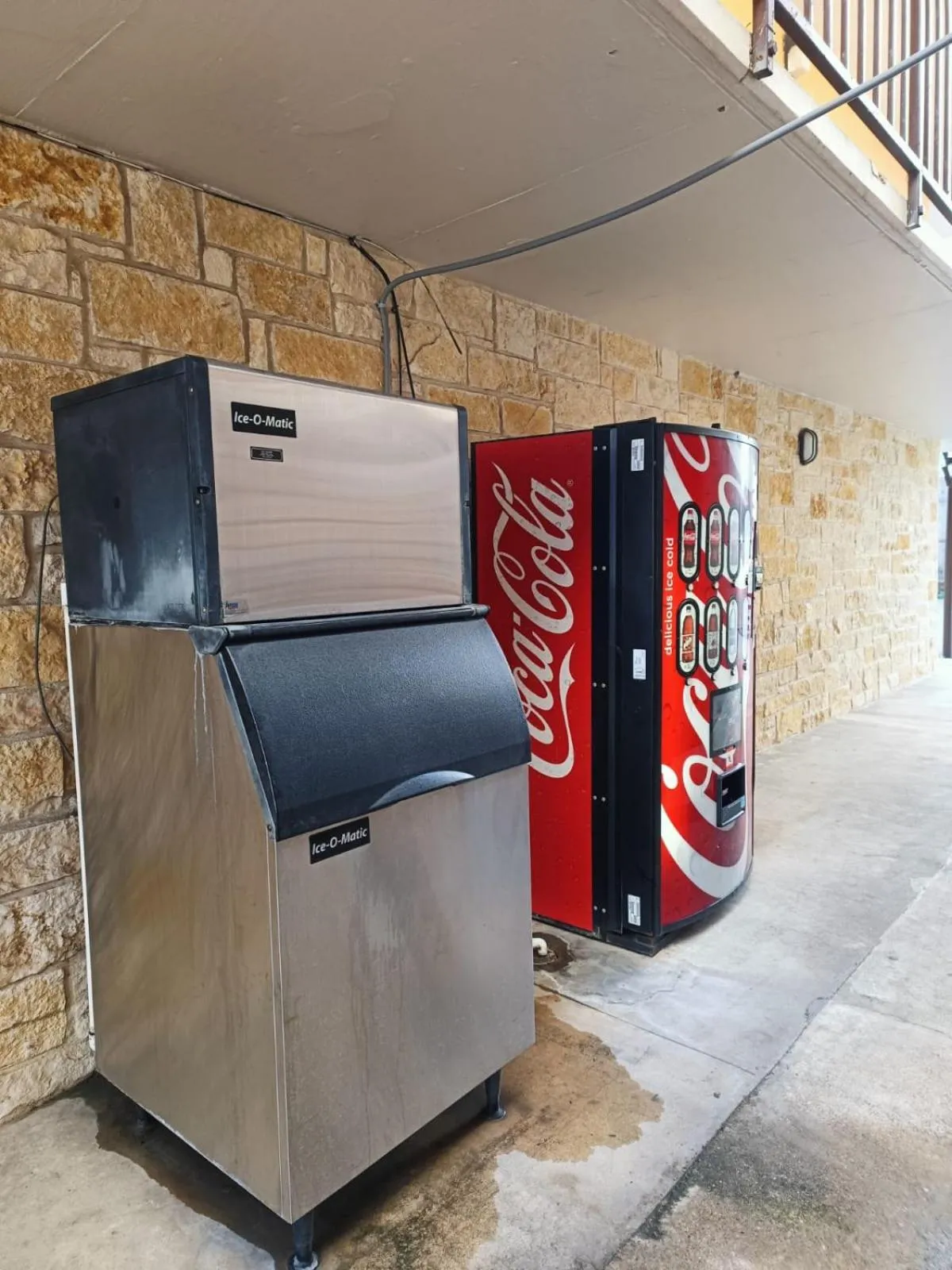 vending machine in American Inn & Suites By Capital O Victoria US-59