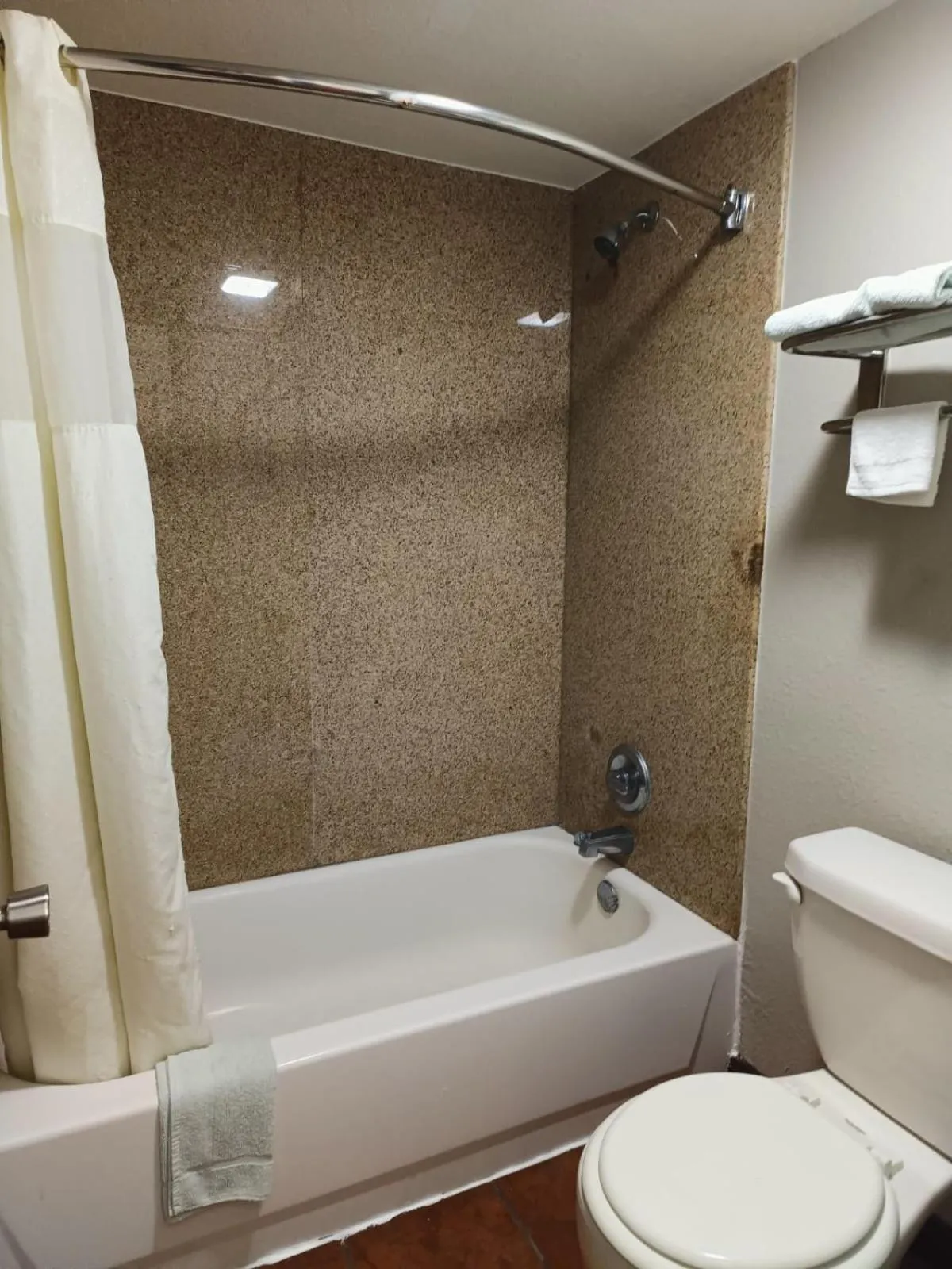 Bathroom in American Inn & Suites By Capital O Victoria US-59