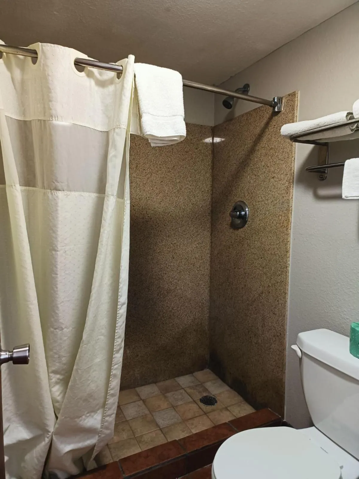 Bathroom in American Inn & Suites By Capital O Victoria US-59