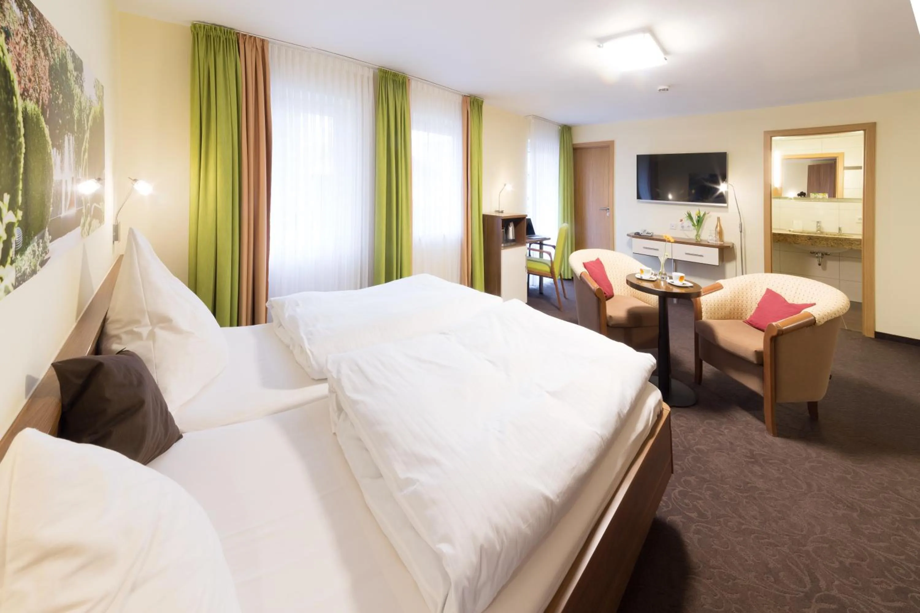 Photo of the whole room, Bed in Hotel Garni Vier Jahreszeiten