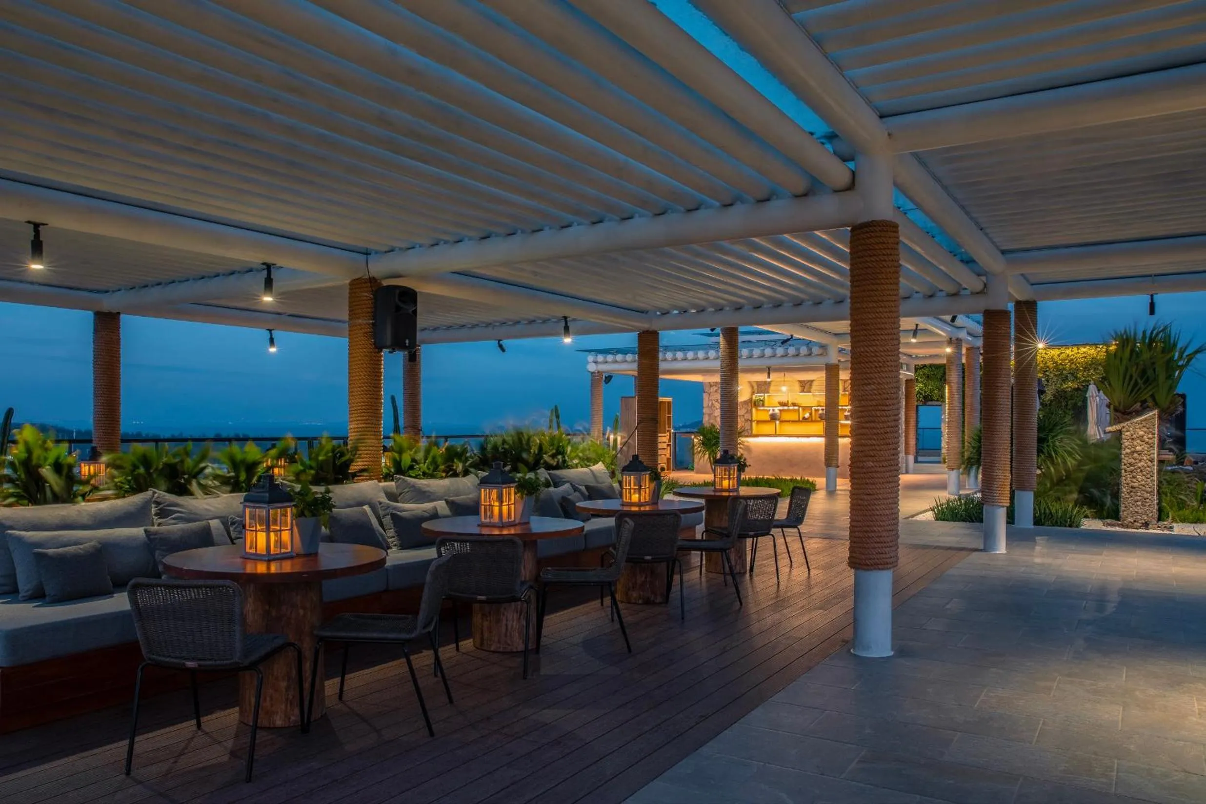 Lounge or bar in Sunshine Yi Hotel Haitang Bay, Sanya, previously a 1 Hotel