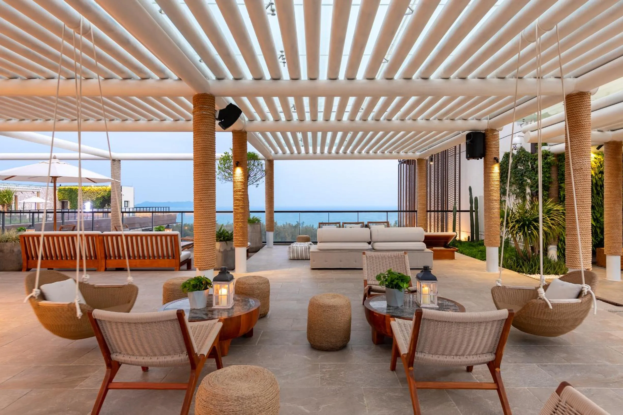 Lounge or bar in Sunshine Yi Hotel Haitang Bay, Sanya, previously a 1 Hotel