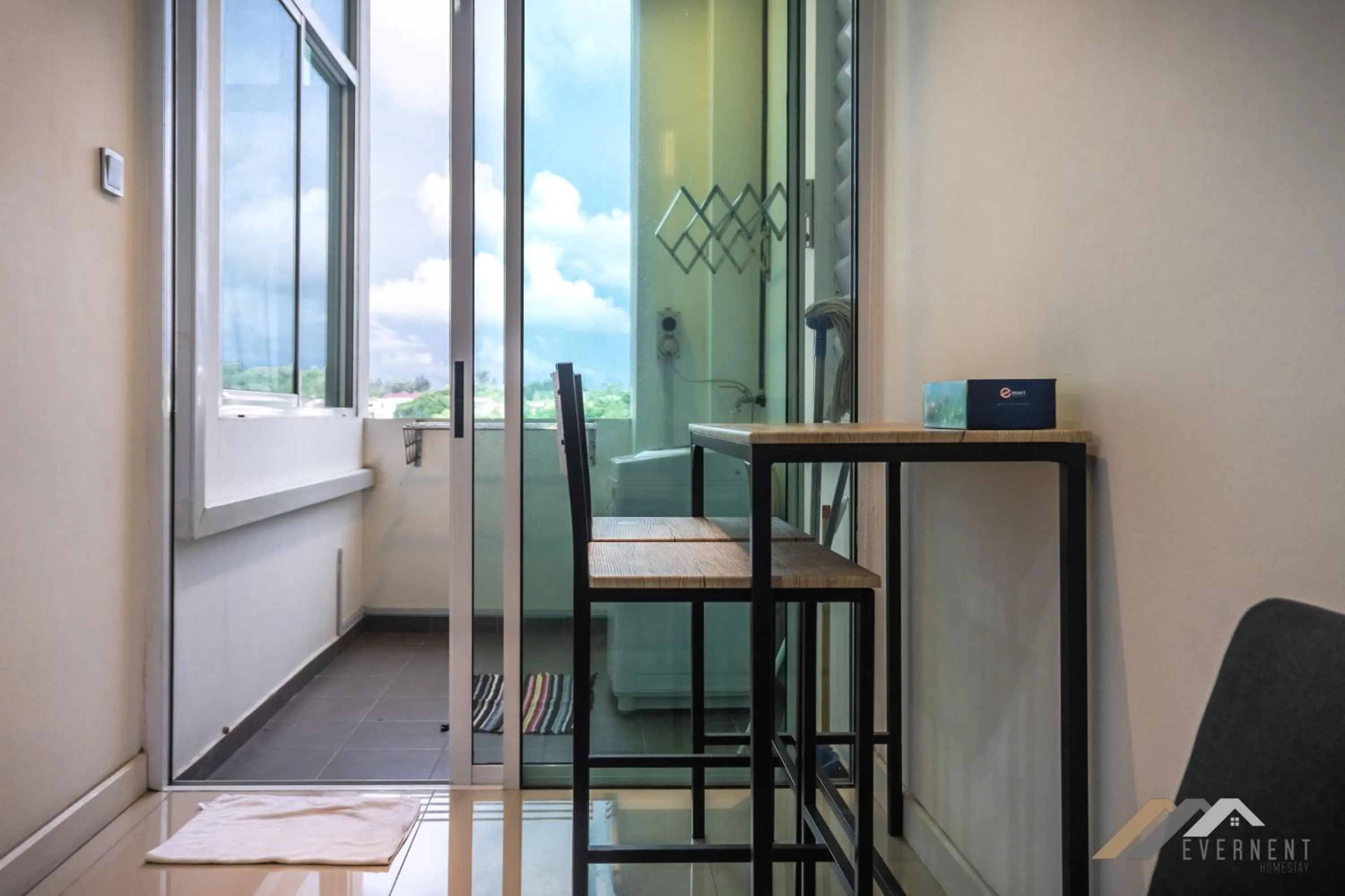 Dining area in Bay Resort by Evernent