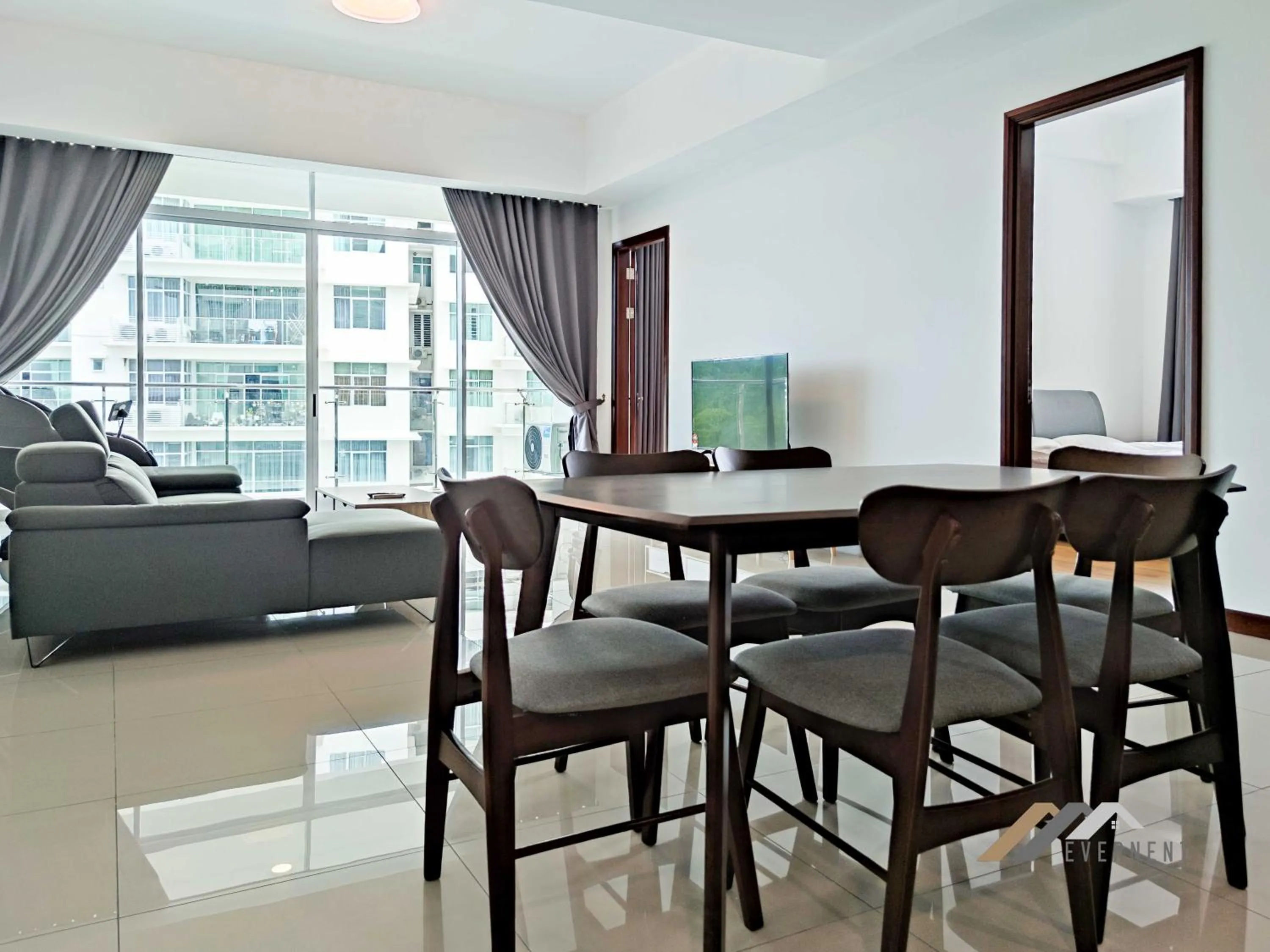 Dining area in Bay Resort by Evernent