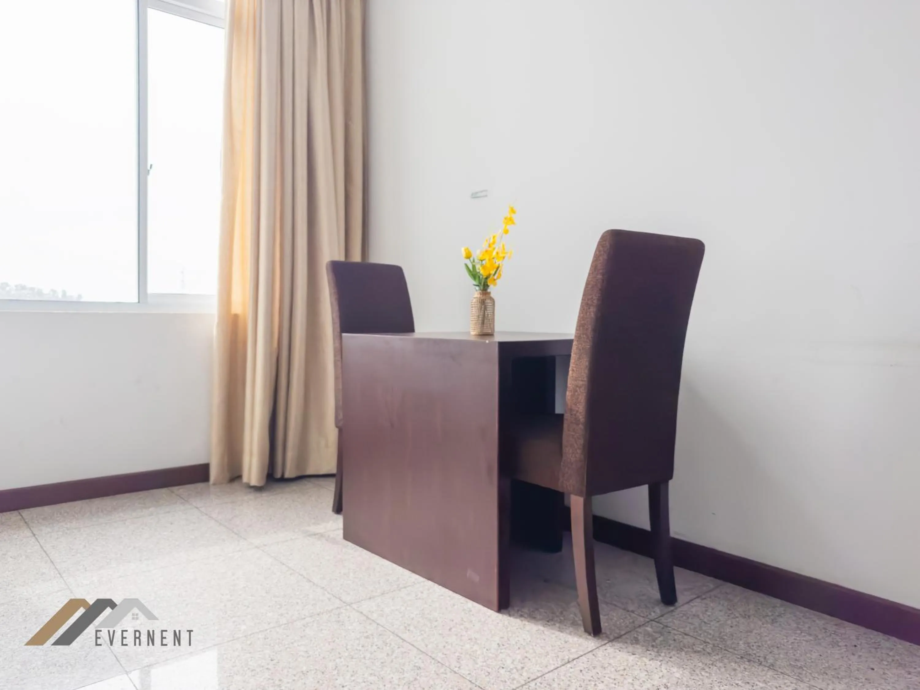 Dining area in Bay Resort by Evernent