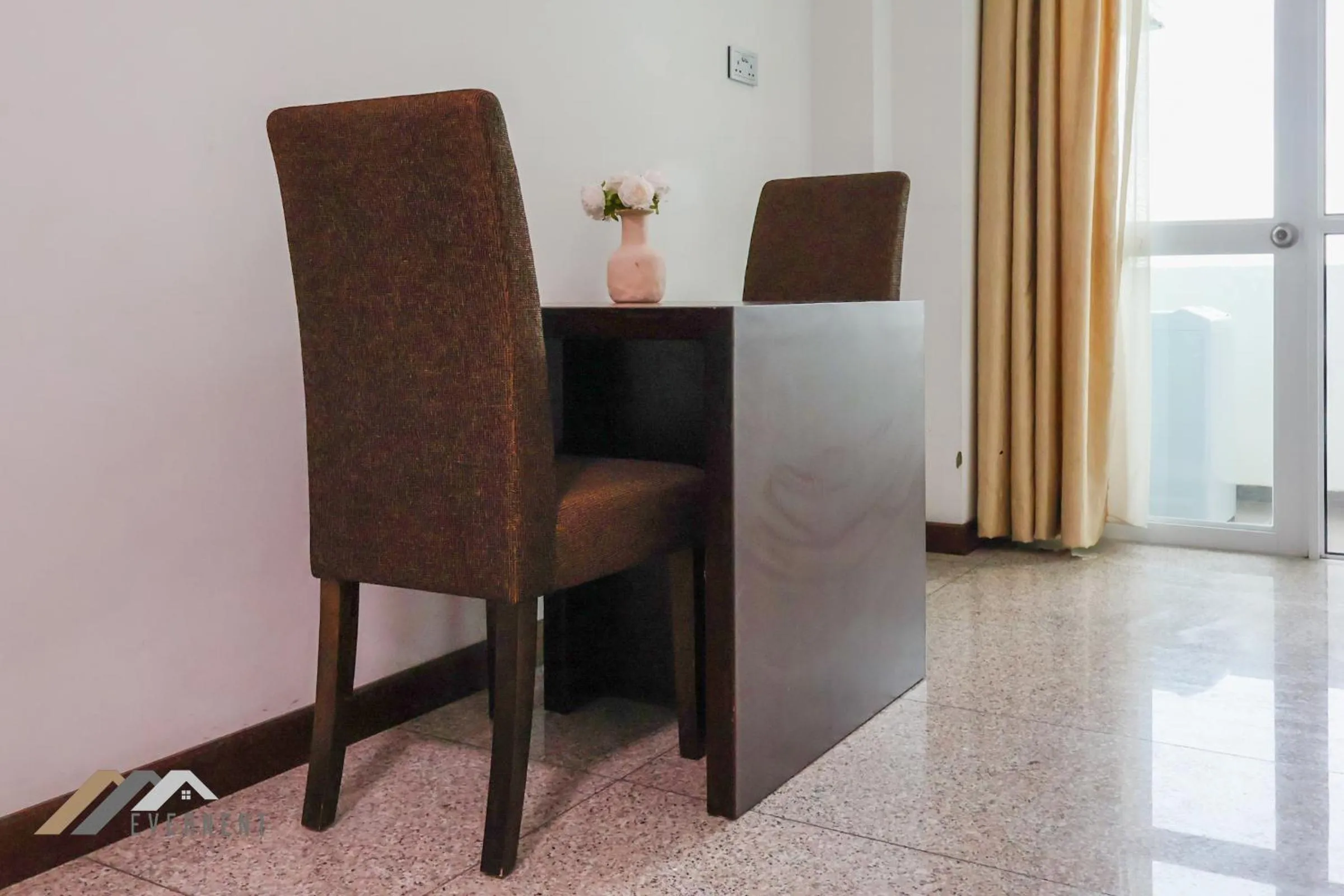 Dining area in Bay Resort by Evernent