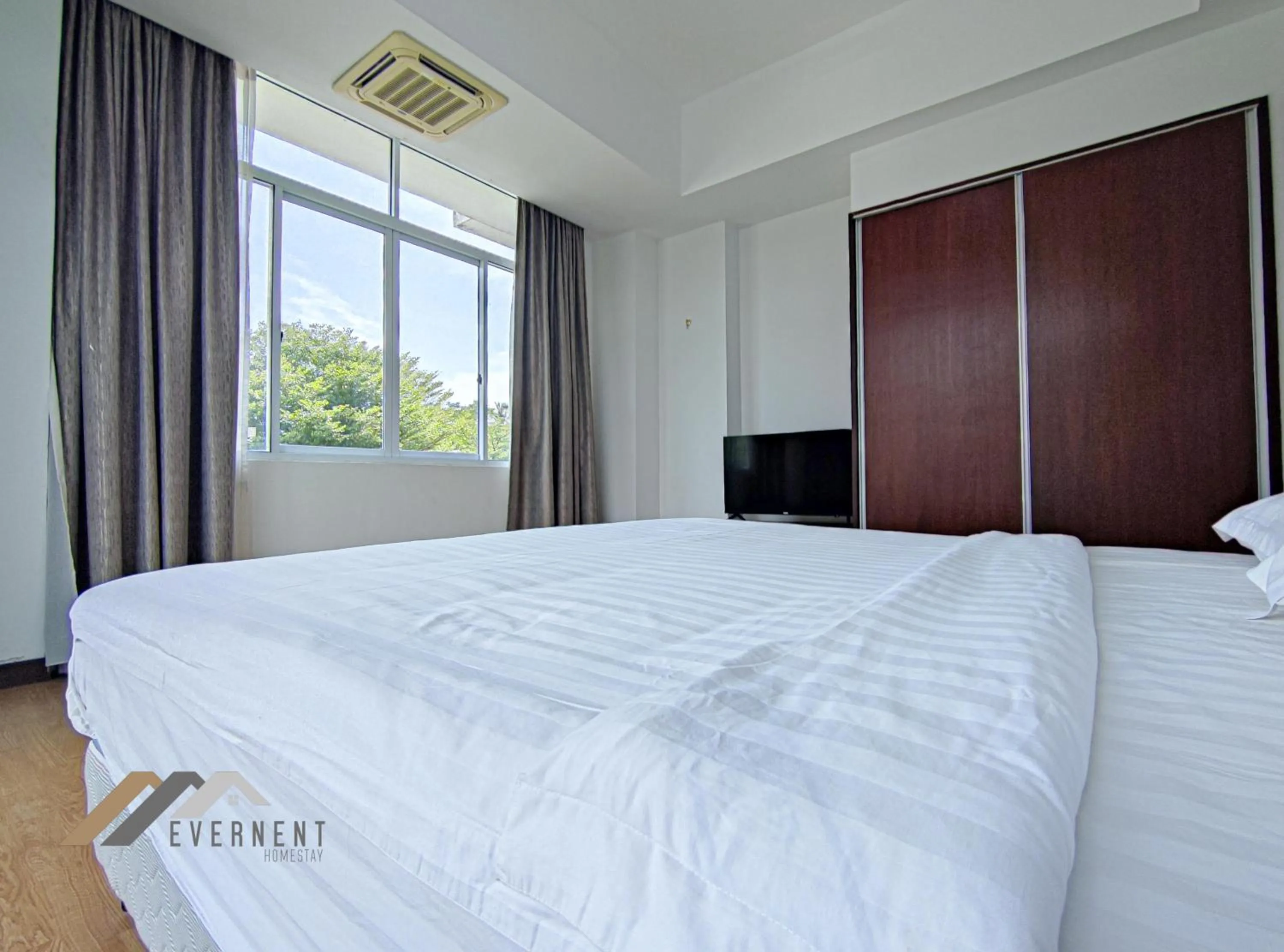 Bed in Bay Resort by Evernent