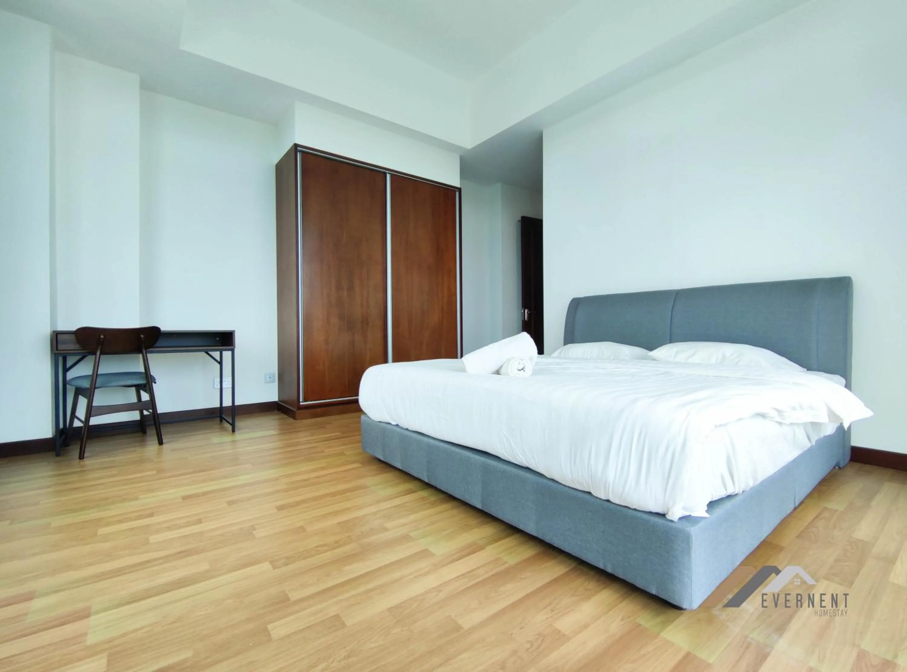 Bedroom, Bed in Bay Resort by Evernent