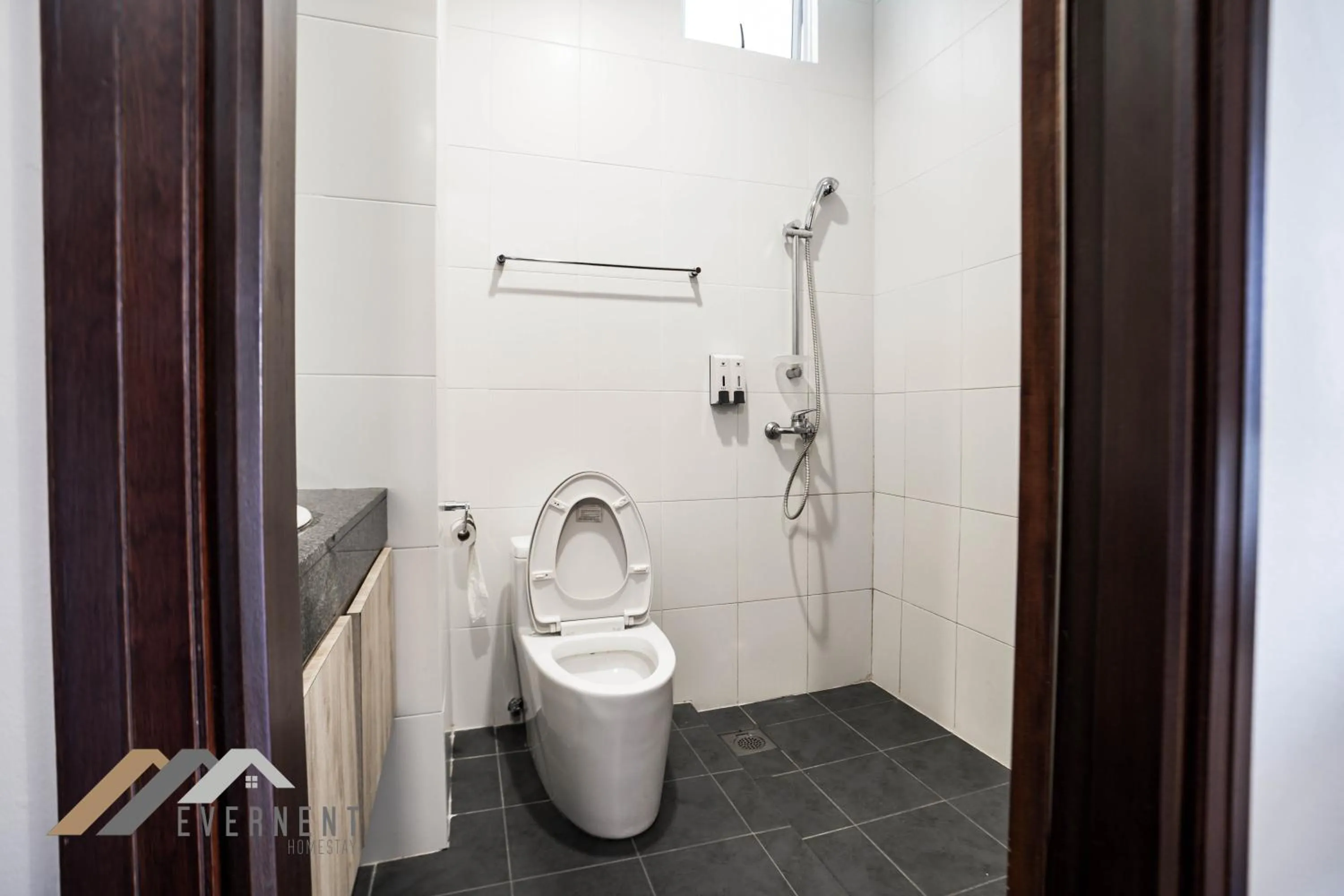 Shower in Bay Resort by Evernent