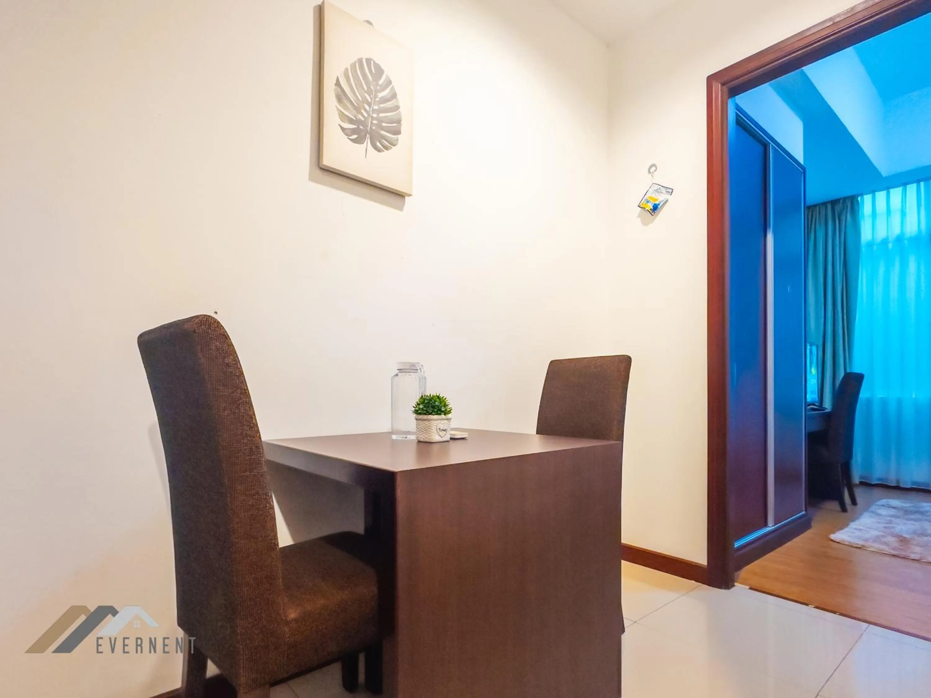 Dining area in Bay Resort by Evernent