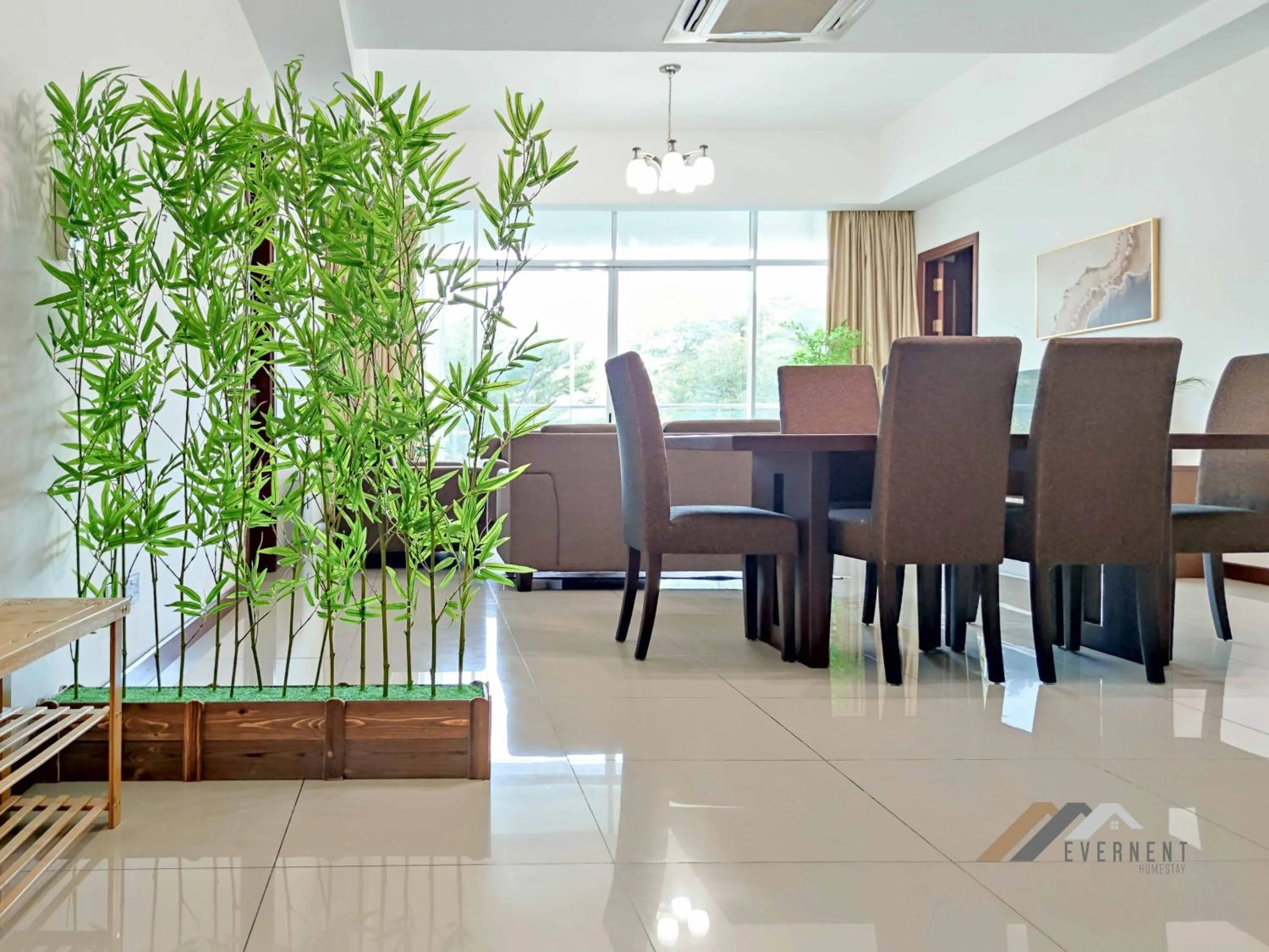 Dining area in Bay Resort by Evernent