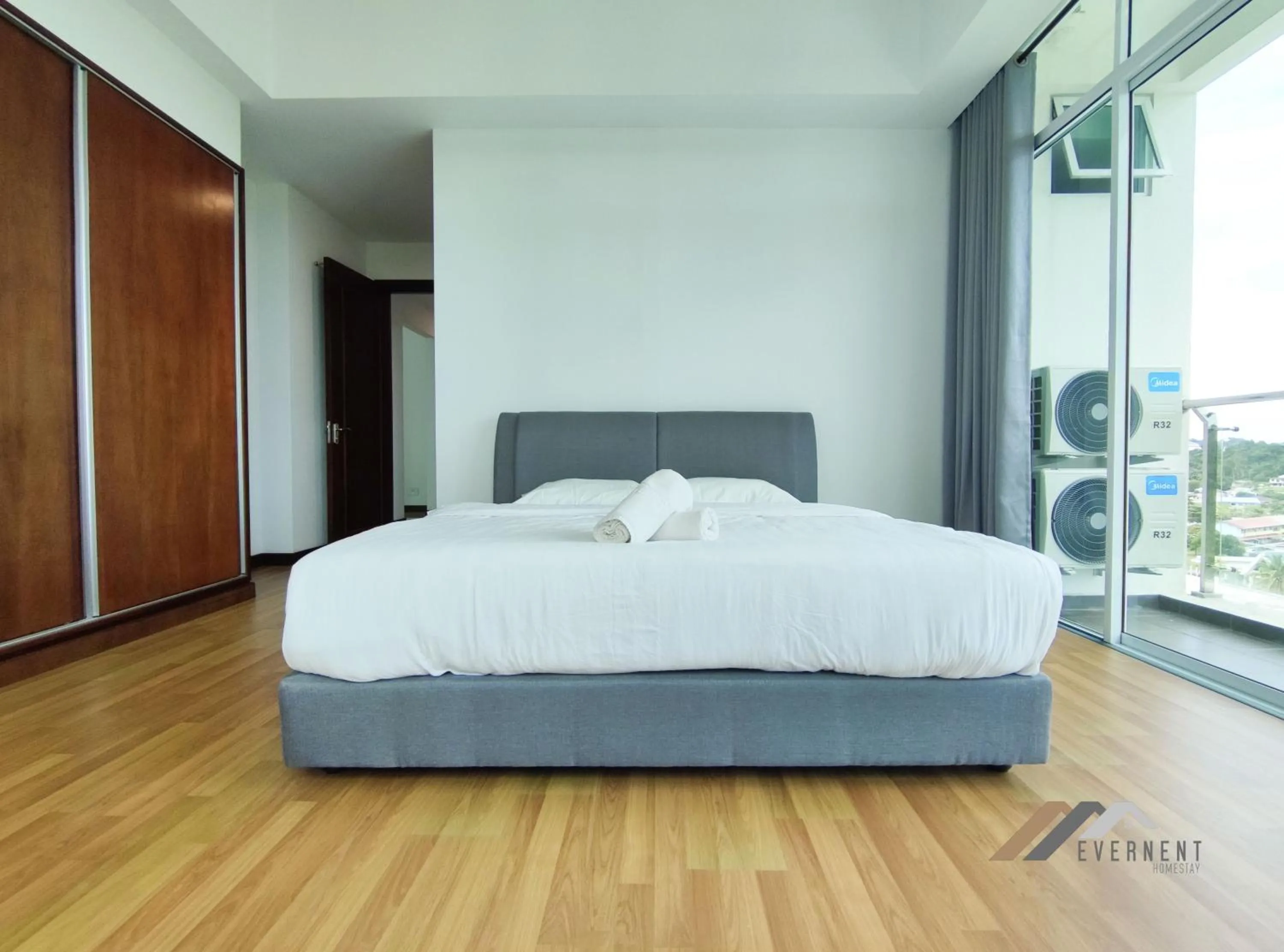 Bedroom, Bed in Bay Resort by Evernent