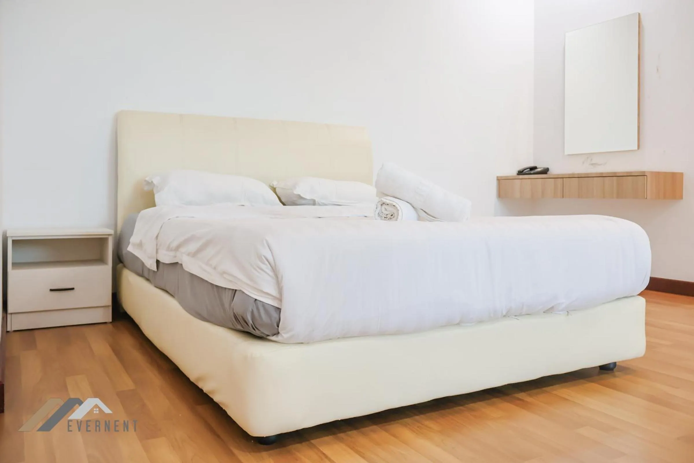 Bedroom, Bed in Bay Resort by Evernent