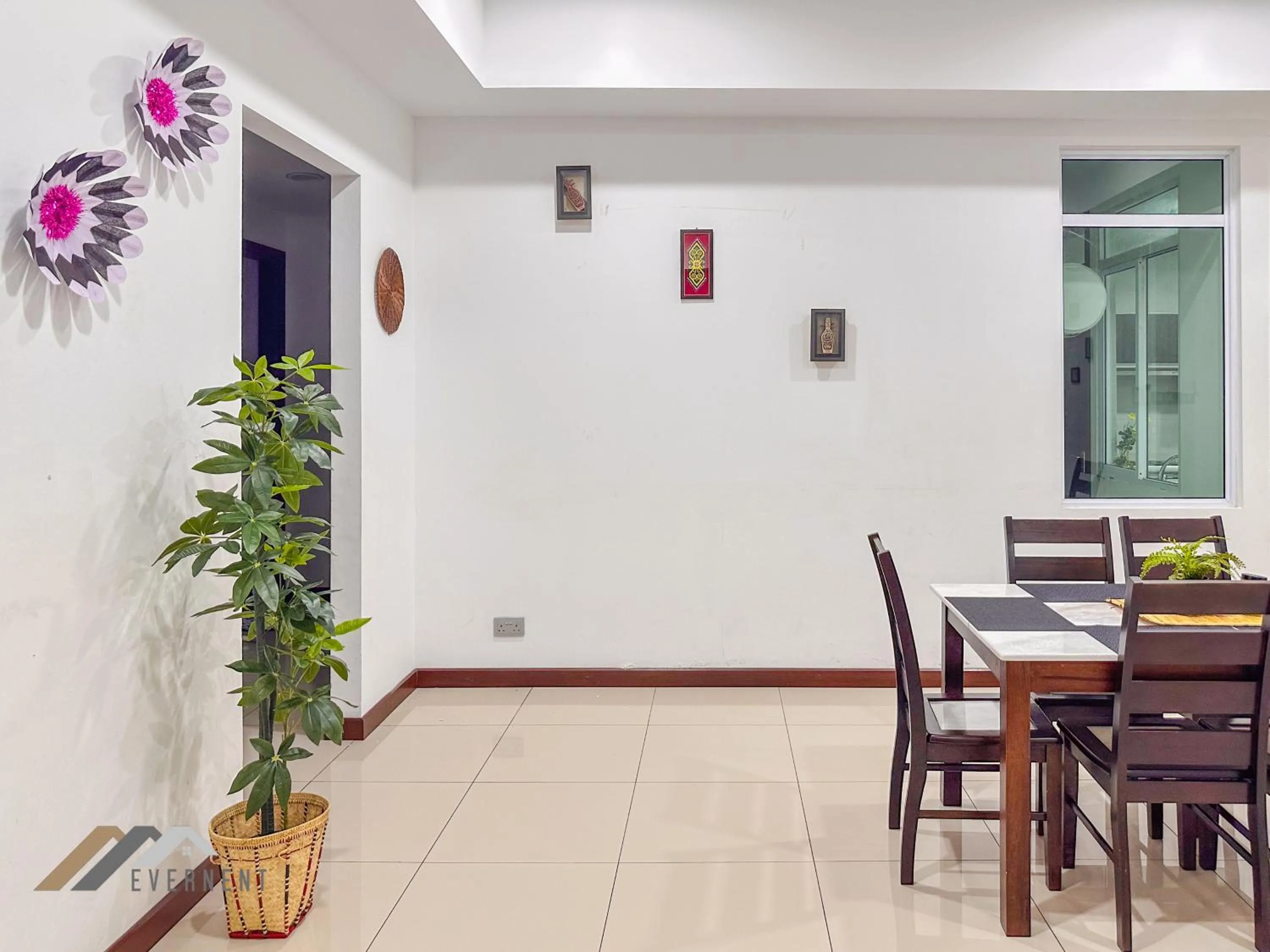 Dining area in Bay Resort by Evernent