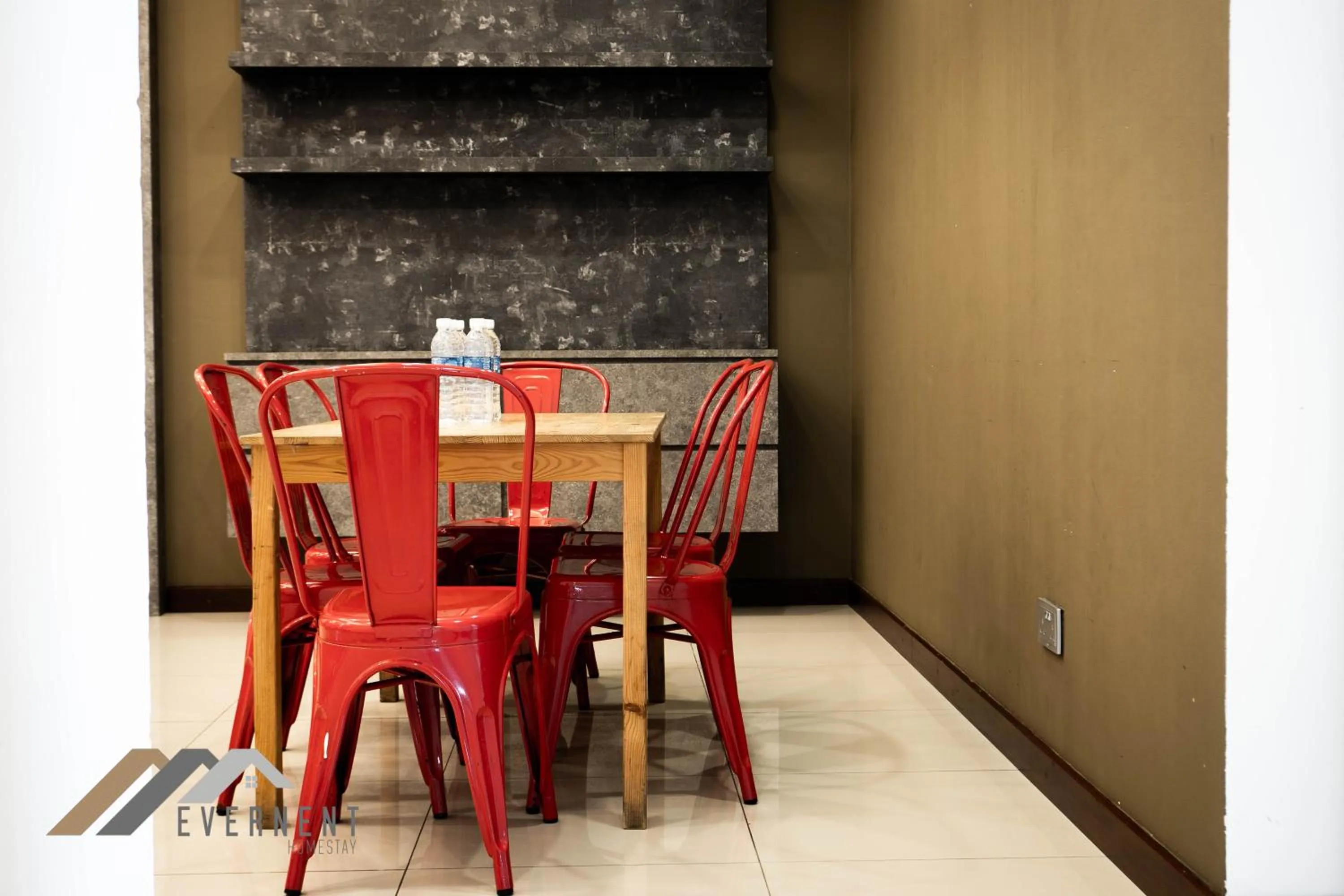 Dining area in Bay Resort by Evernent