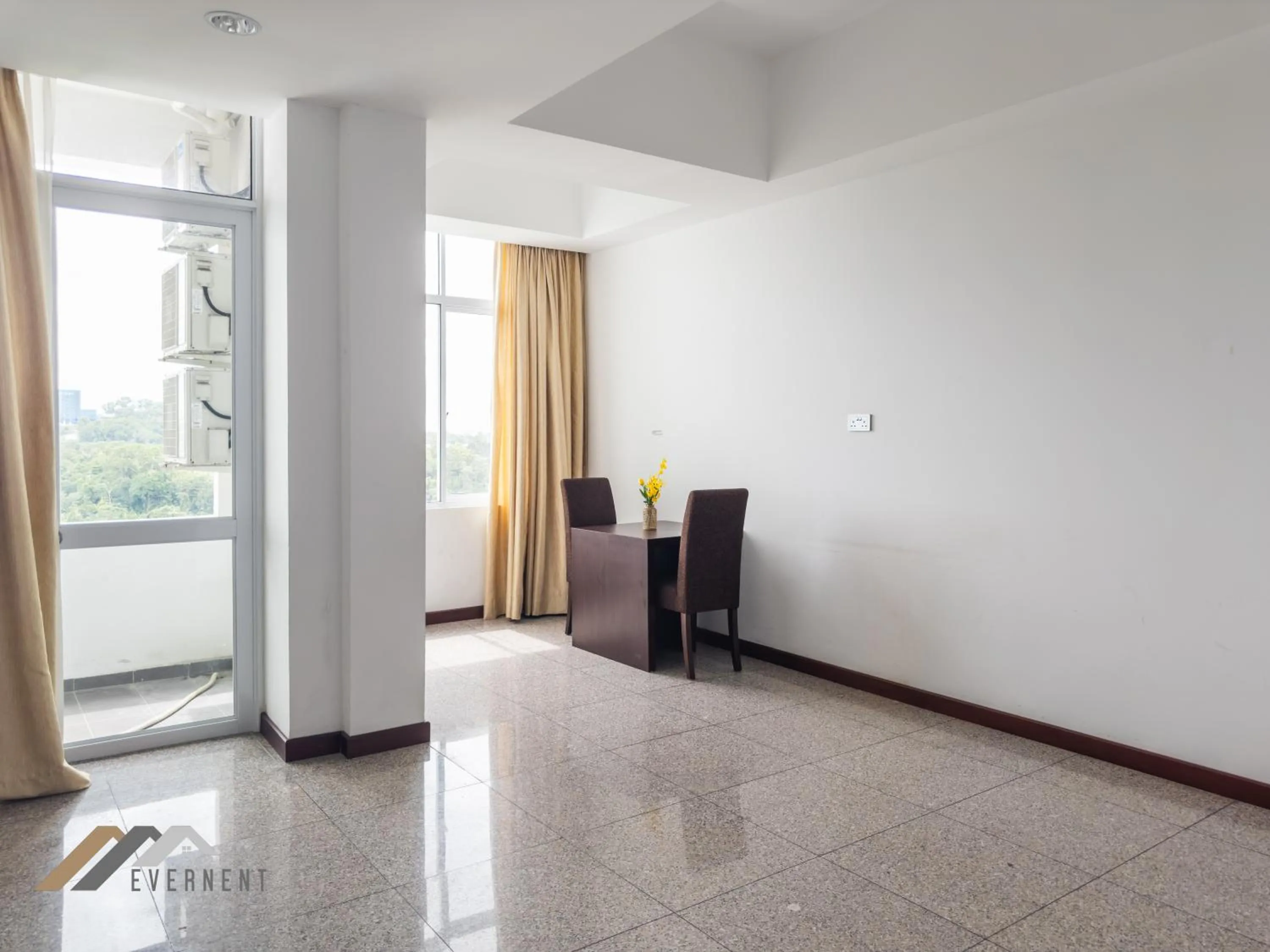 Dining area in Bay Resort by Evernent