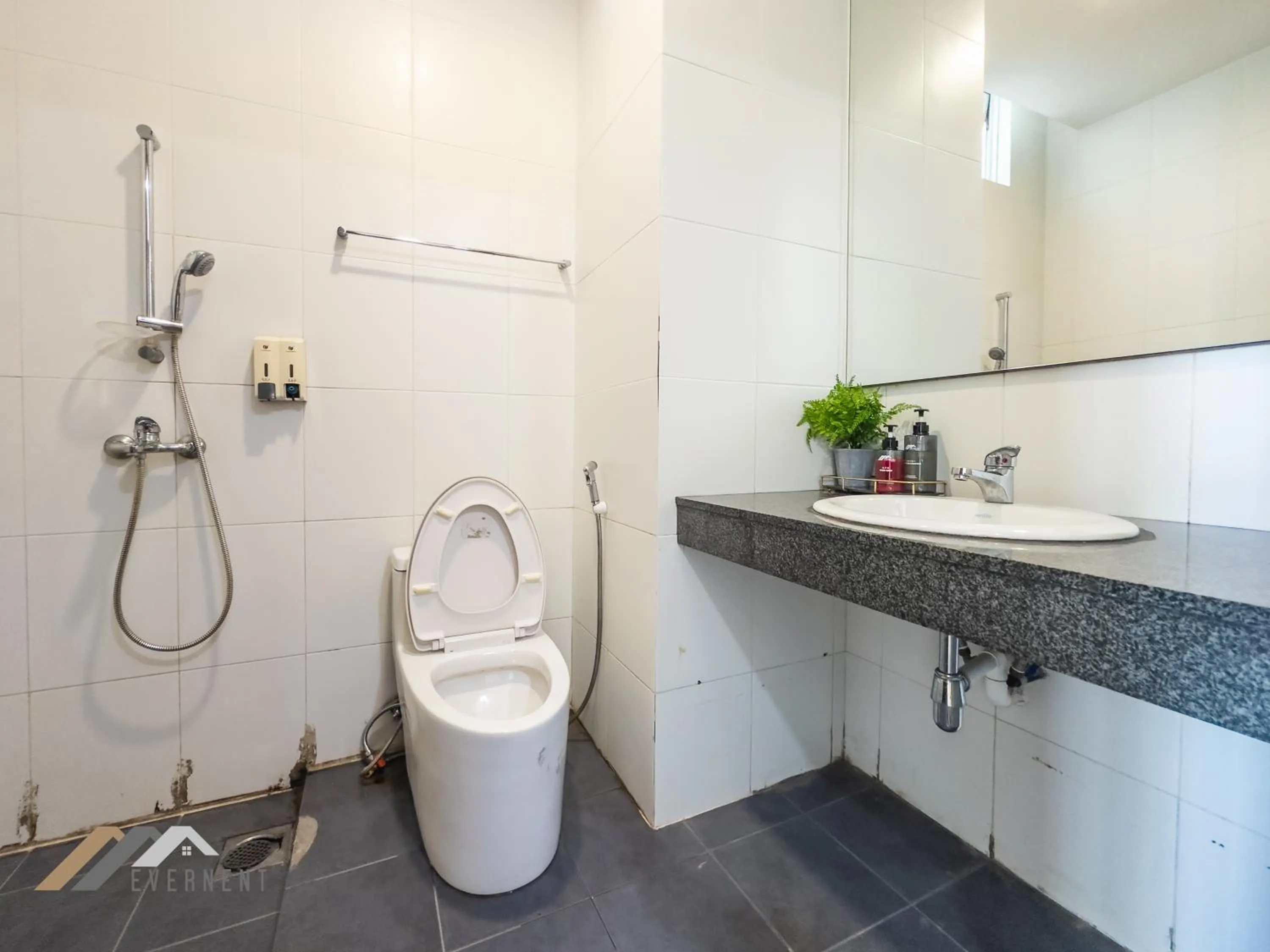 Shower in Bay Resort by Evernent