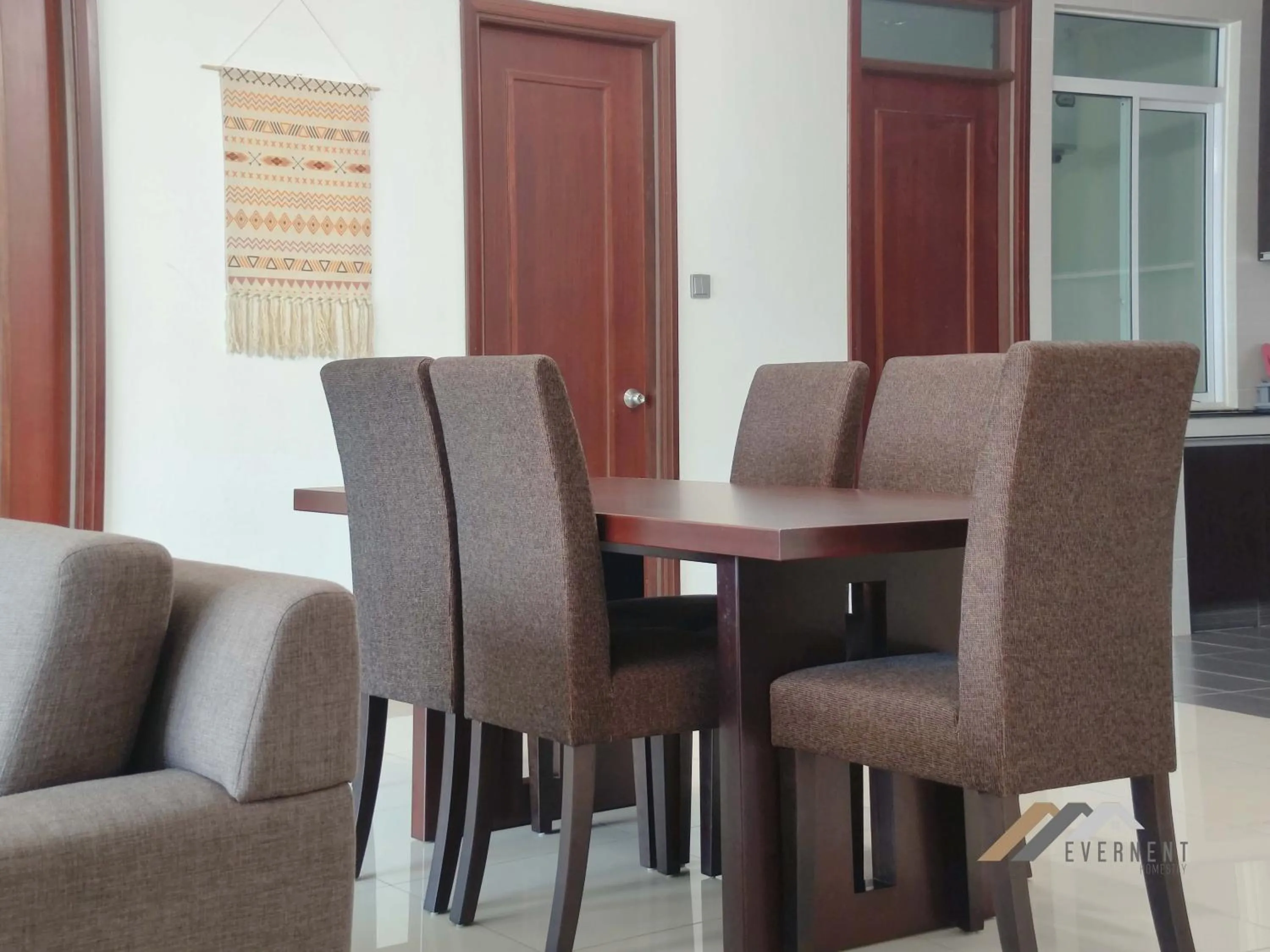 Seating area in Bay Resort by Evernent