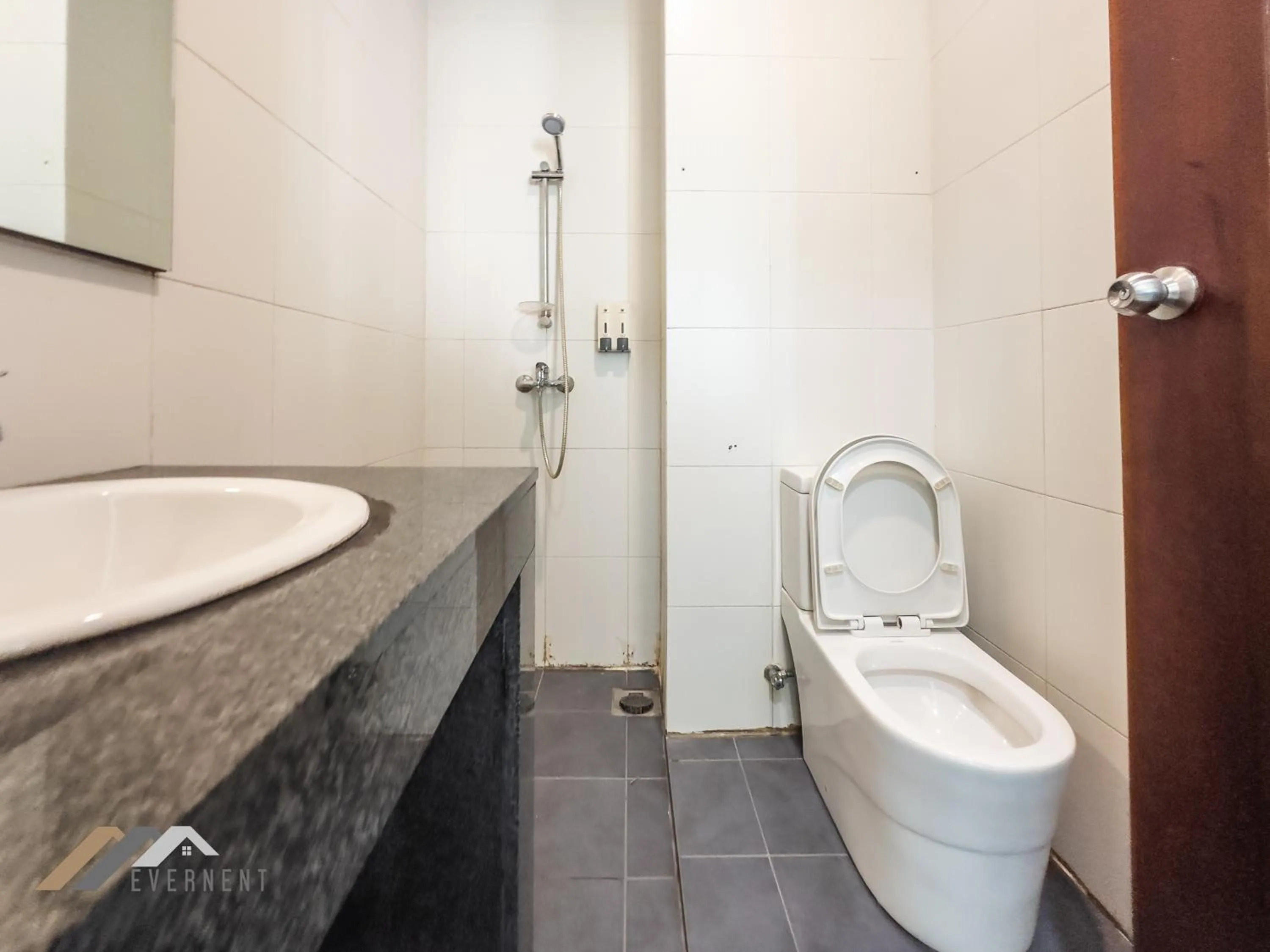 Shower in Bay Resort by Evernent