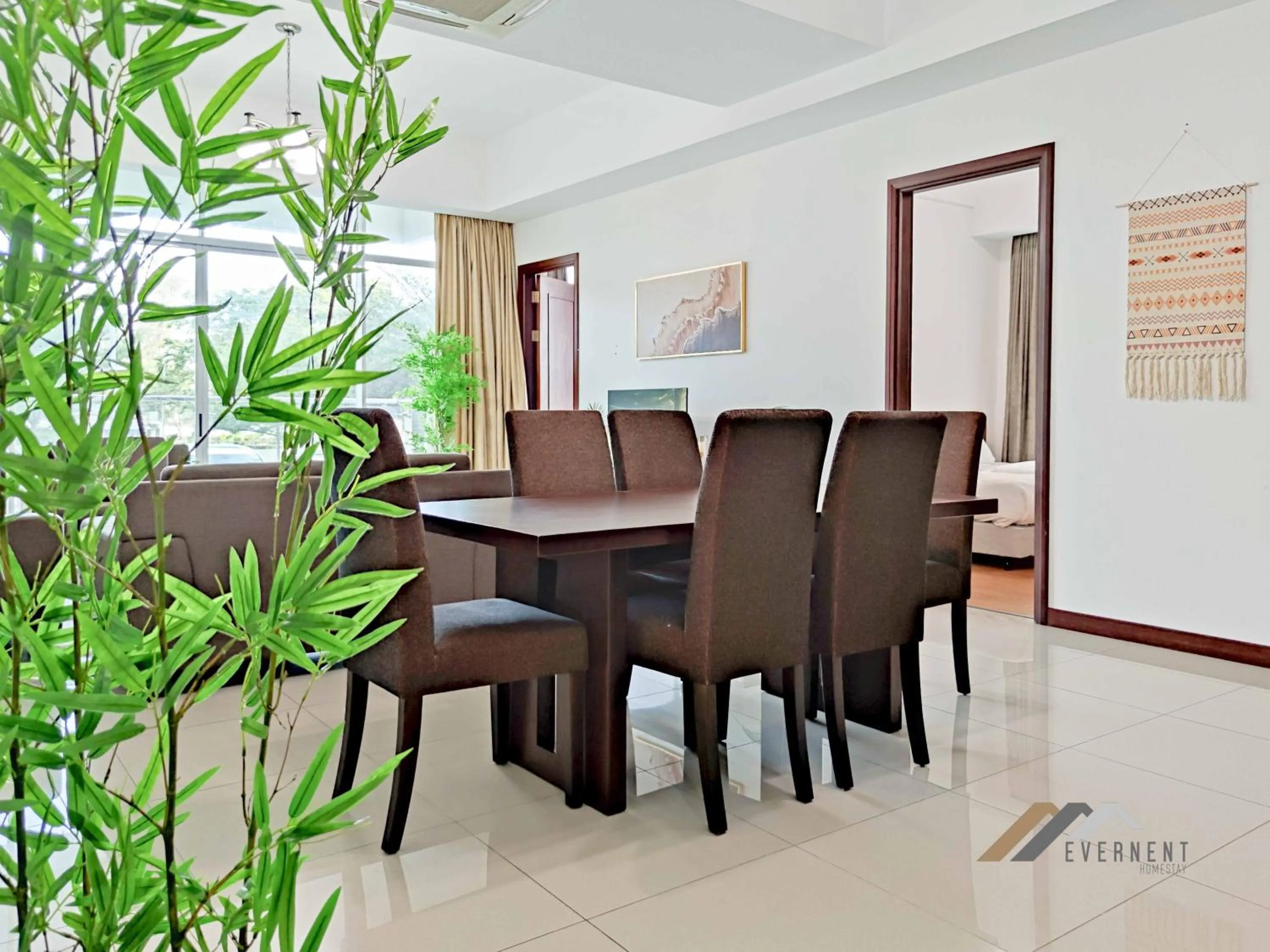 Dining area in Bay Resort by Evernent