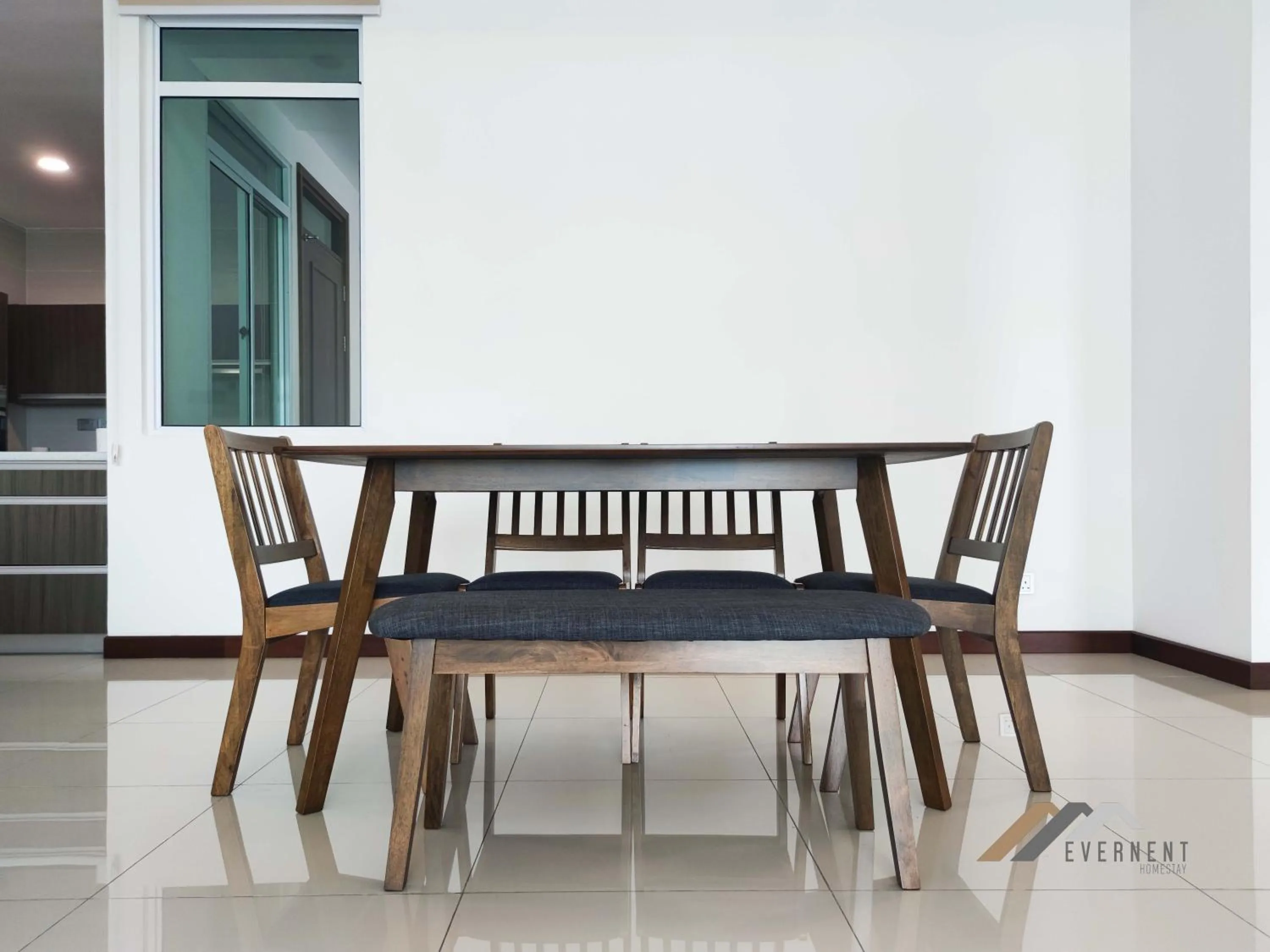 Dining area in Bay Resort by Evernent