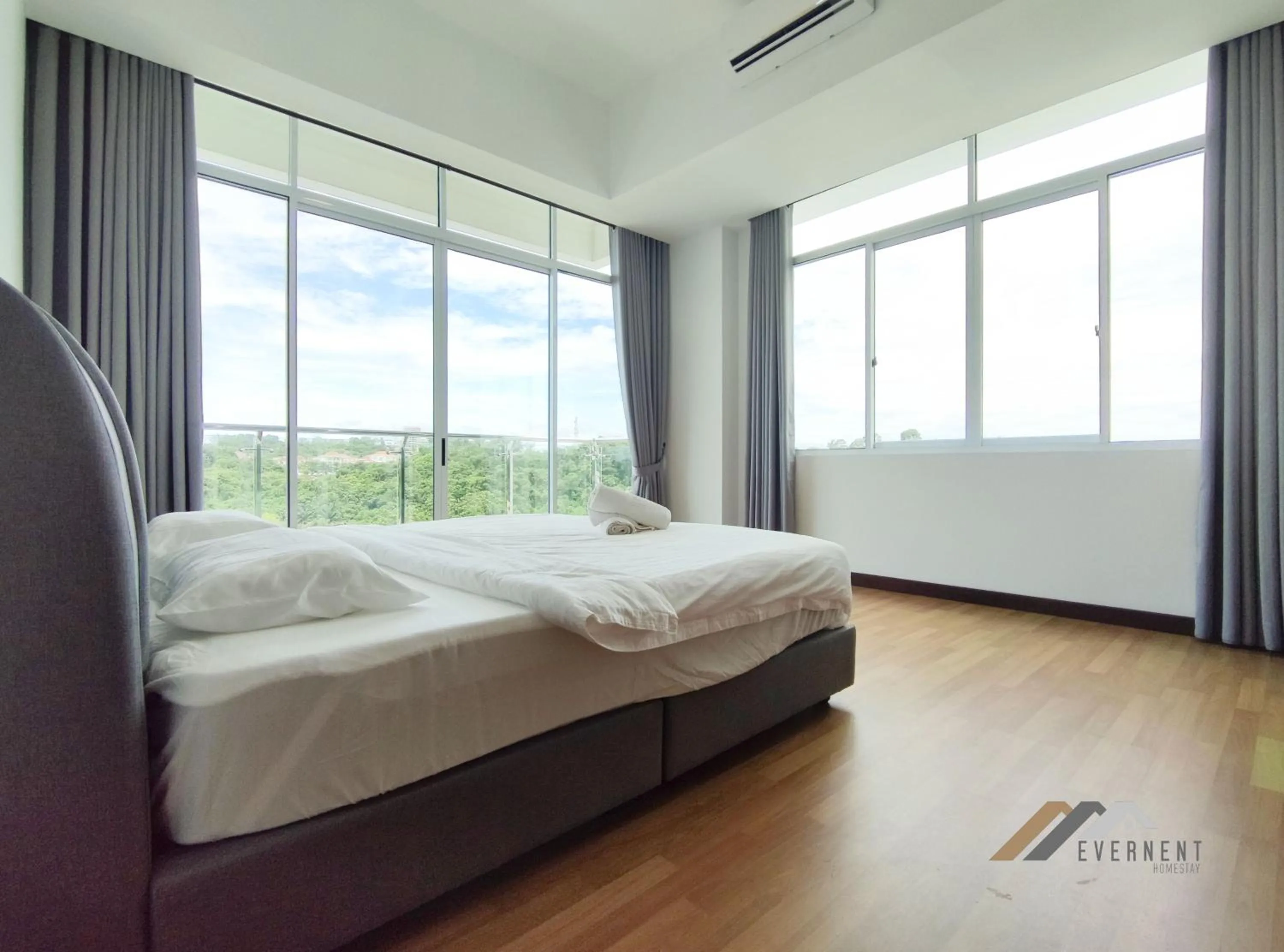 Bedroom, Bed in Bay Resort by Evernent