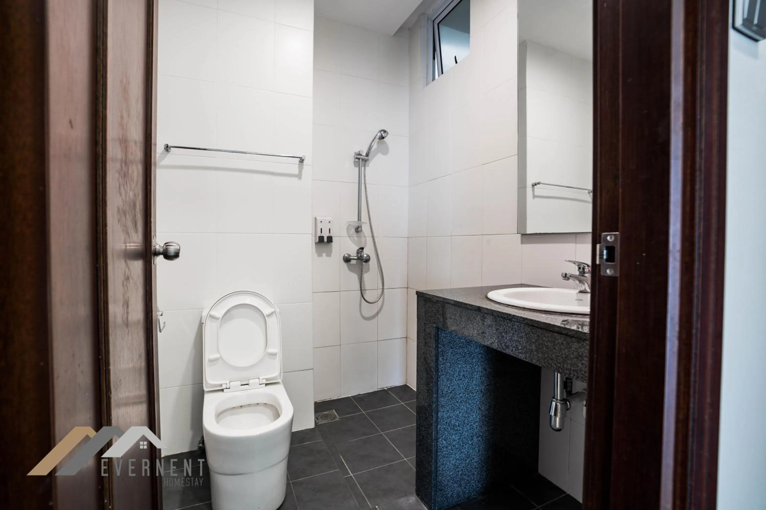 Shower in Bay Resort by Evernent