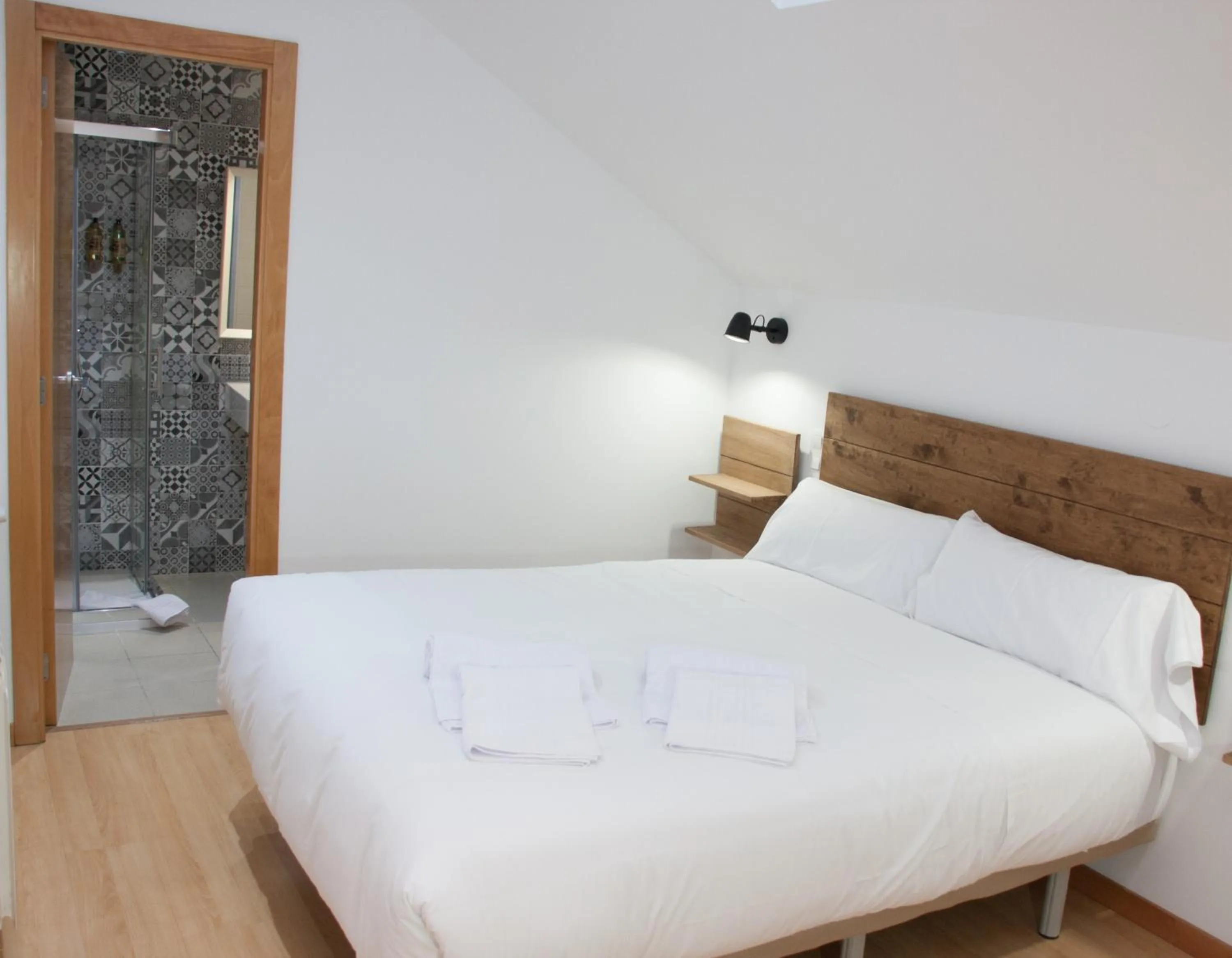 Photo of the whole room, Bed in Hostal Cuéntame Evolución Auto Check in