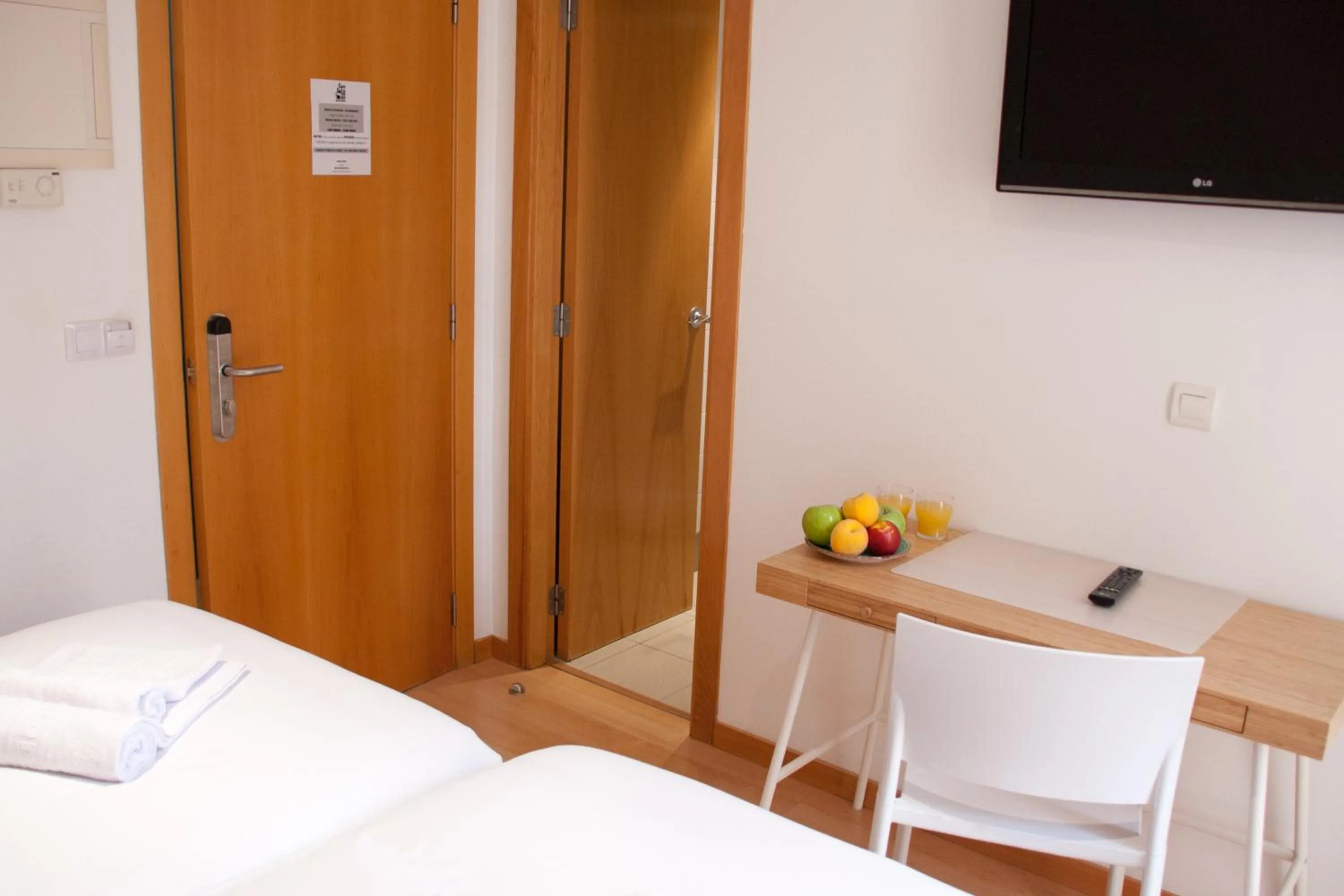 Photo of the whole room, Bed in Hostal Cuéntame Evolución Auto Check in