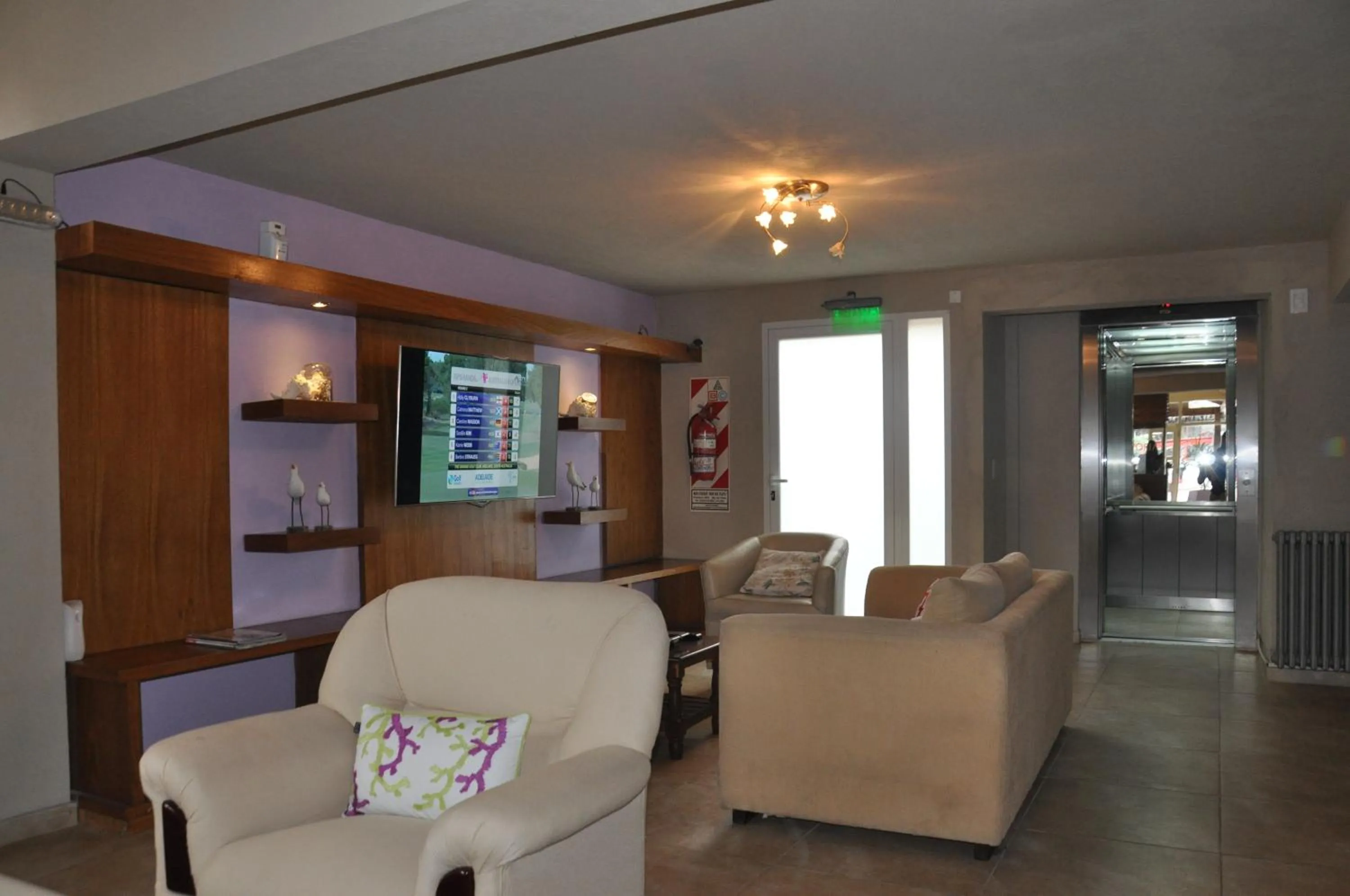 Communal lounge/ TV room in Hotel Victoria