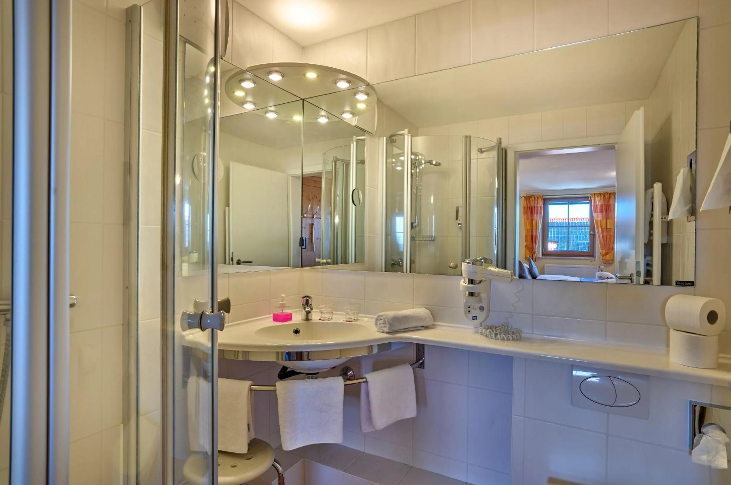 Shower in Panoramahotel Grobauer