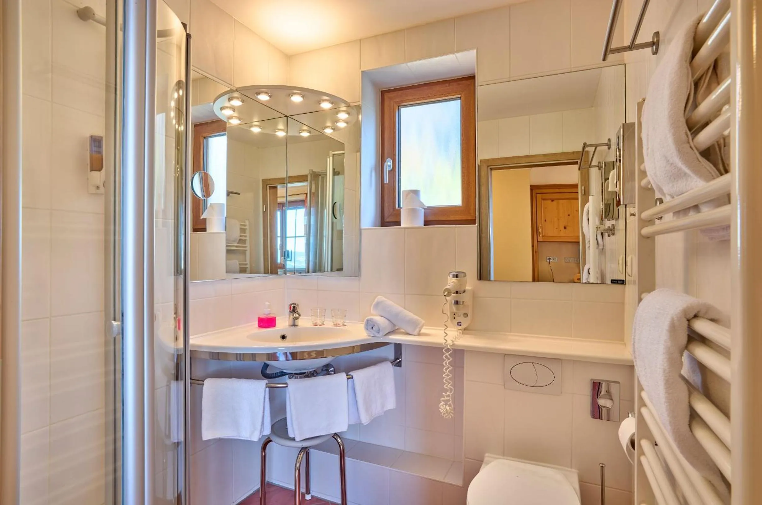 Shower in Panoramahotel Grobauer